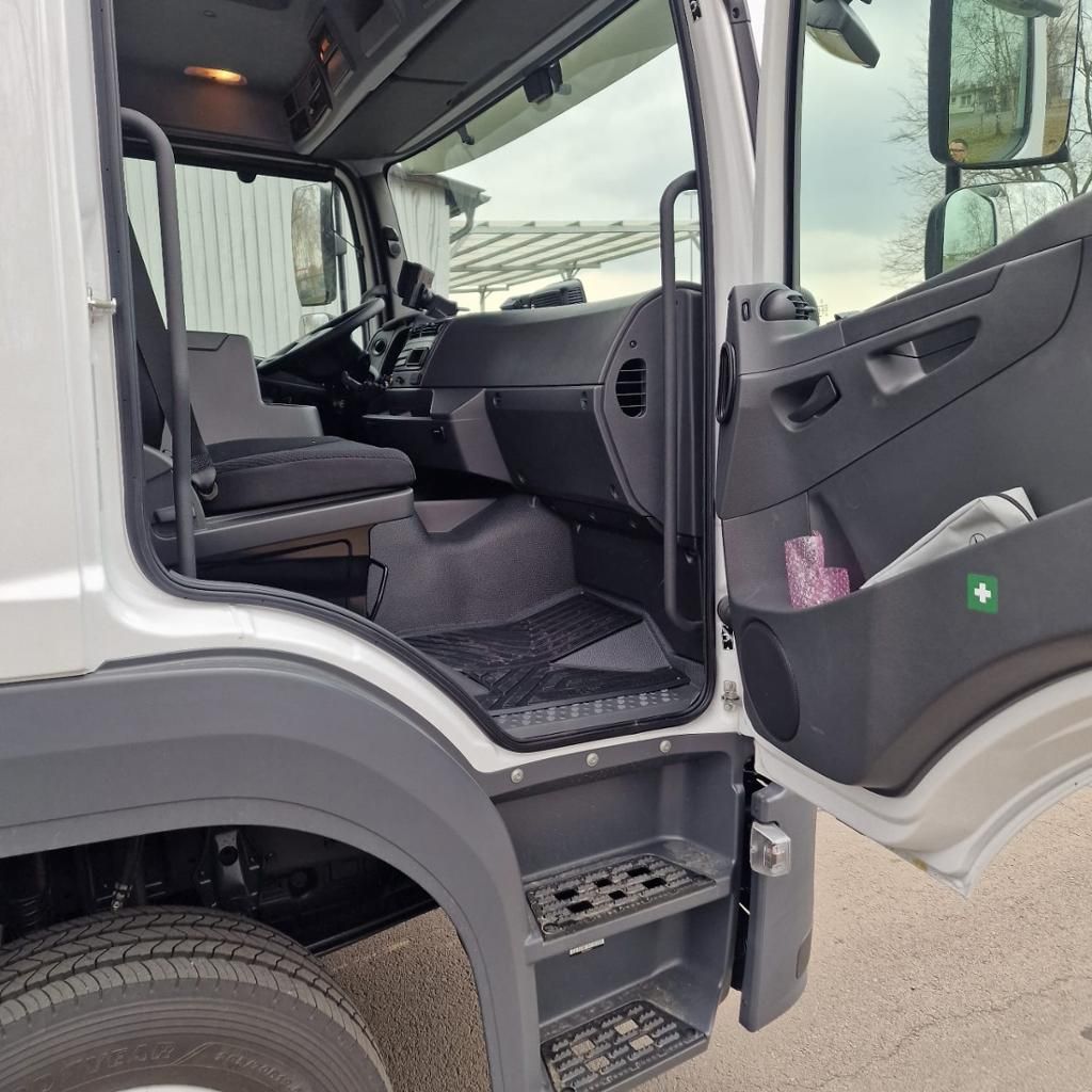 Fahrzeugabbildung Mercedes-Benz Atego 1224 L Koffer mit Ladebordwand