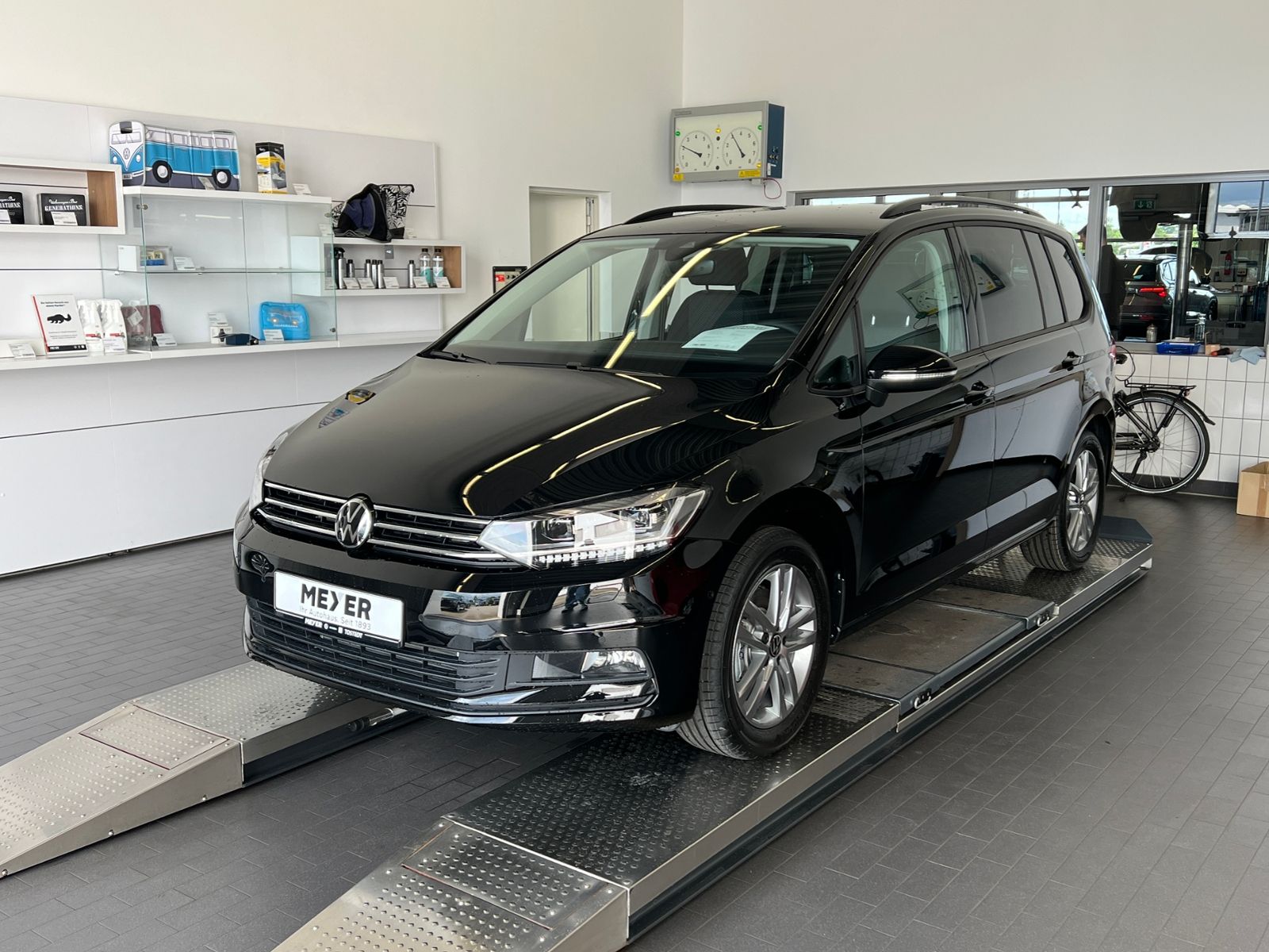 Fahrzeugabbildung Volkswagen Touran Comfortline 1.5 TSI DSG *AHK, LED, 7Sitze