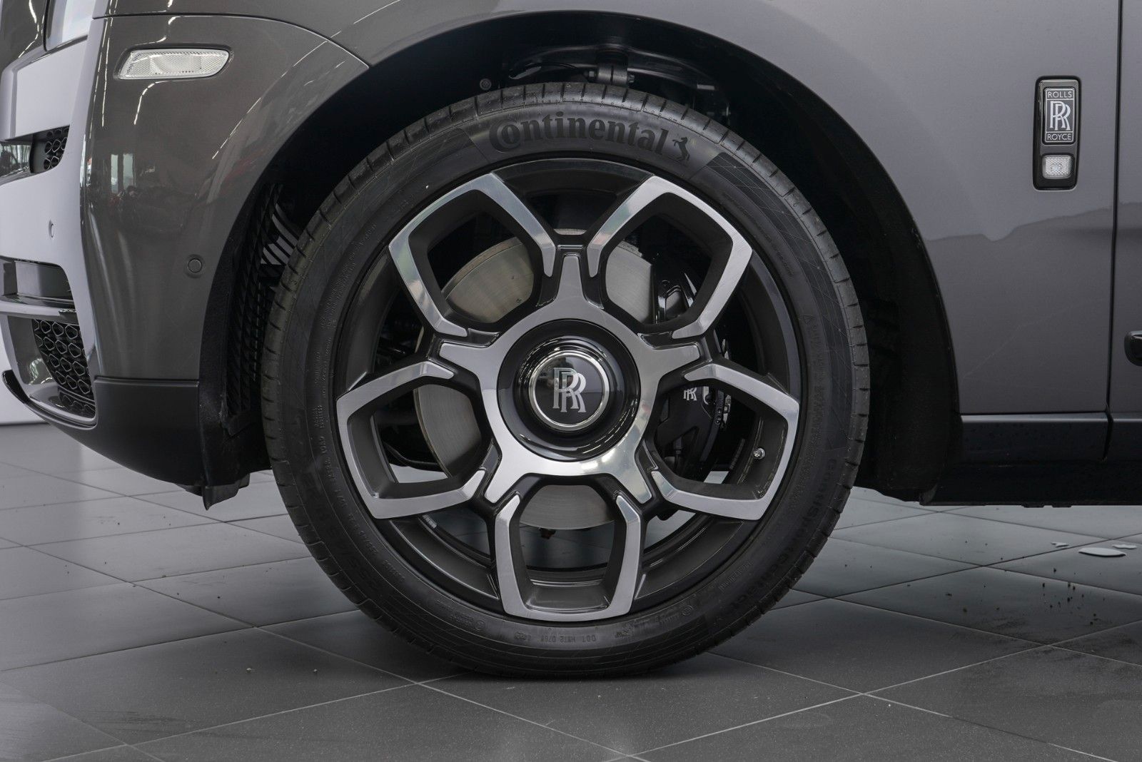 Fahrzeugabbildung Rolls-Royce Cullinan Black Badge STOCK/MY23/4-SEAT