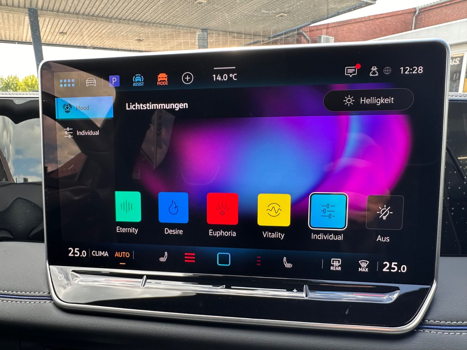 Fahrzeugabbildung Volkswagen Tiguan 1.5 eTSI R-Line DSG AHK/Navi/APP/LED/SHZG