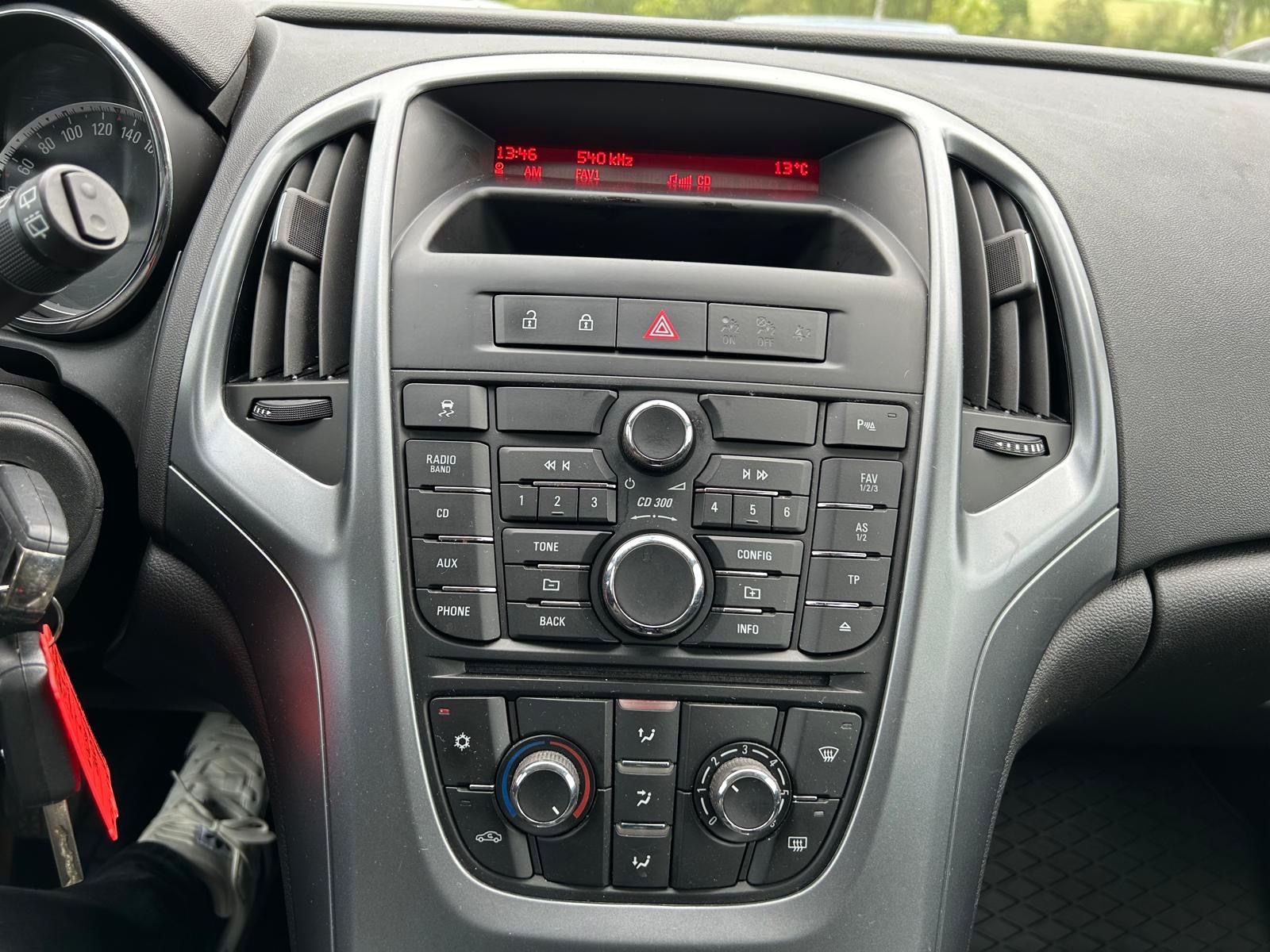 Fahrzeugabbildung Opel Astra J 1.6i Lim.°Tüv NEU°2.Hand°