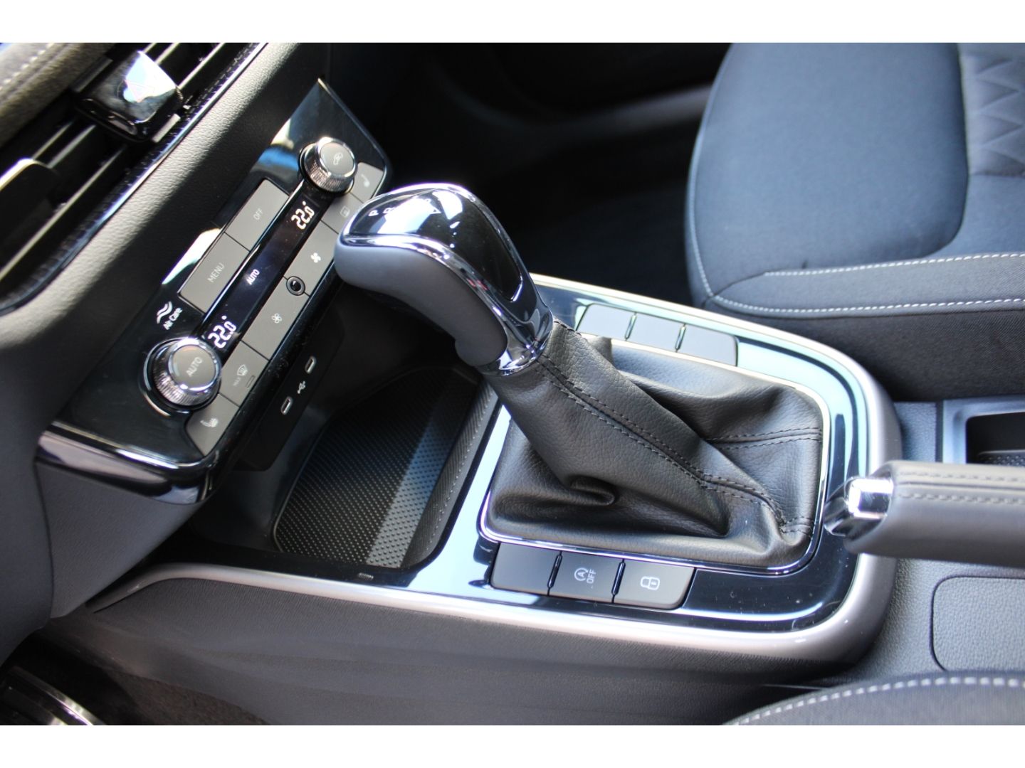 Fahrzeugabbildung SKODA Fabia Selection Drive Plus 1,0 TSI LED Full Link