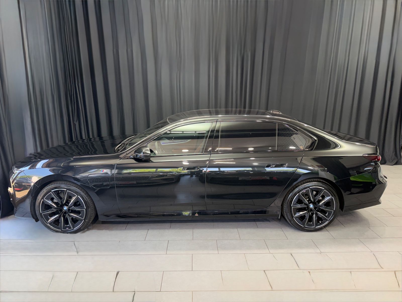 Fahrzeugabbildung BMW 750e xDrive M Sport Pro|TV|B&W|MASSAGE|SKY-LOUNG