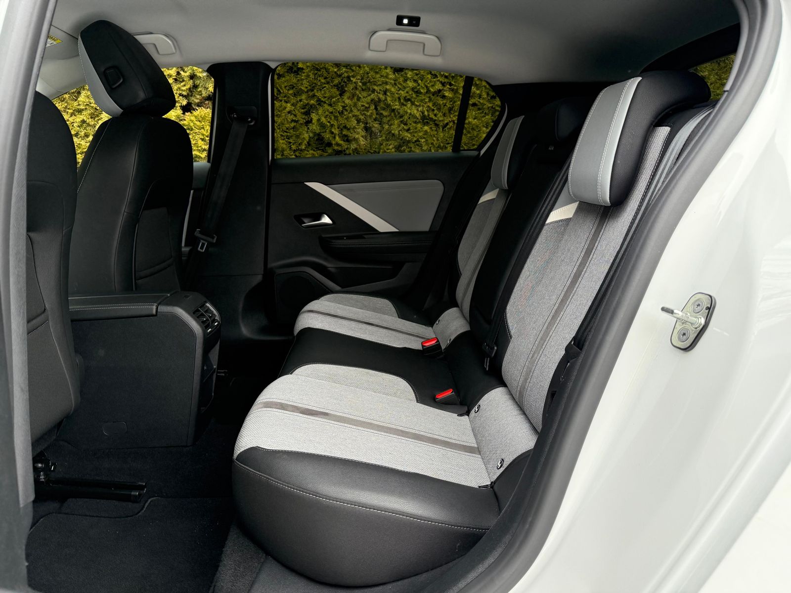 Fahrzeugabbildung Opel Astra L 1.2 Aut. Elega LED+NAV+ACC+KAM+DAB+CARPL