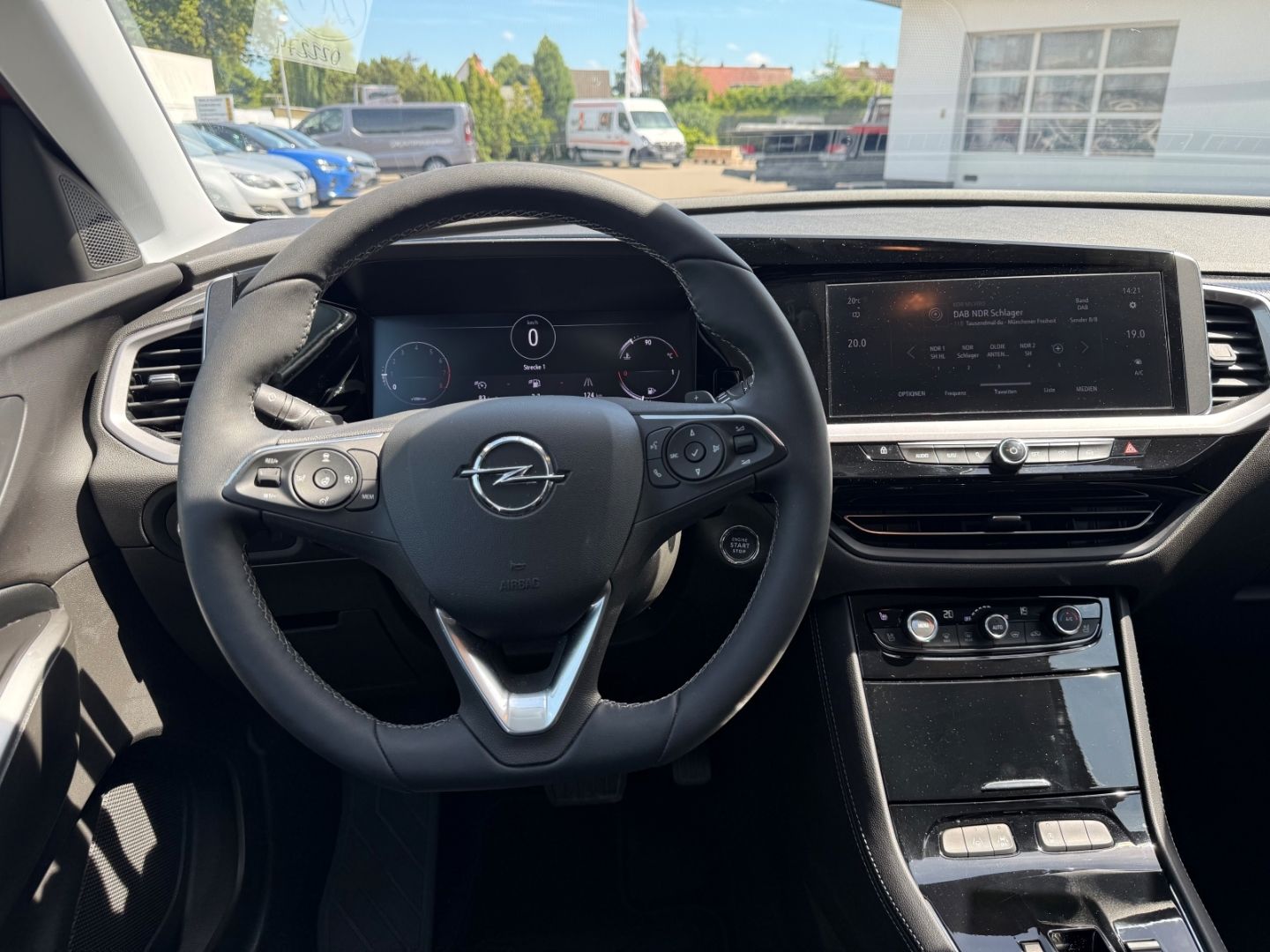 Fahrzeugabbildung Opel Grandland Ultimate 1,2T Navi+Leder+Sitzbelüftung