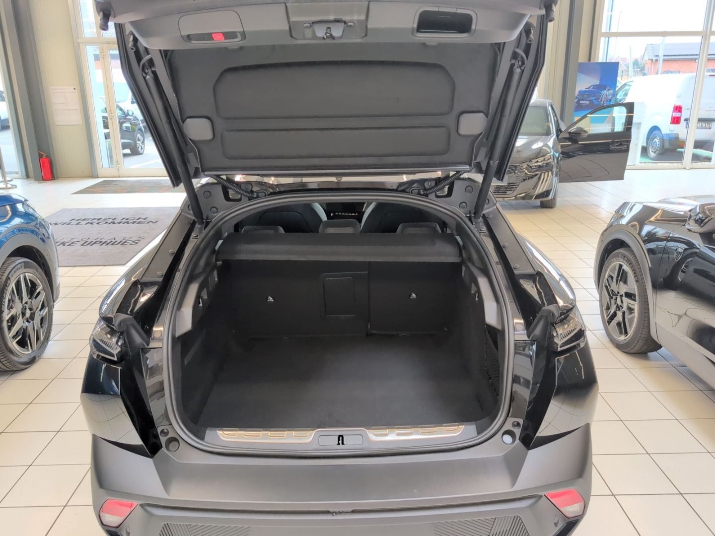 Fahrzeugabbildung Peugeot 408 Hybrid GT 145 e-DSC6 Panorama Navi SHZ