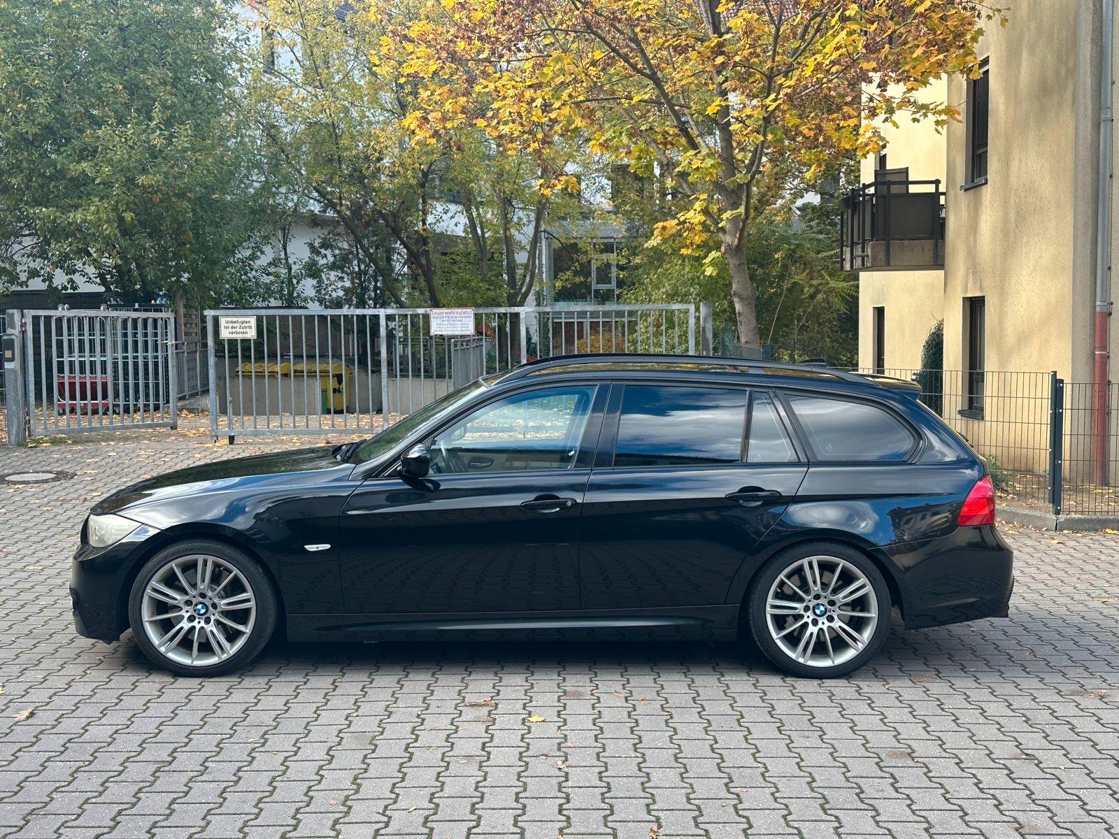 BMW 330 2009 — салон