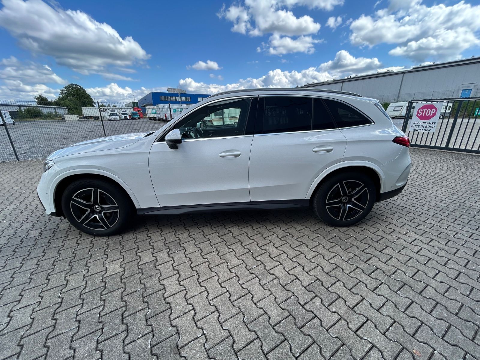 Fahrzeugabbildung Mercedes-Benz GLC 220 d 4Matic Edition AMG Line+PANO+AHK+MEMO