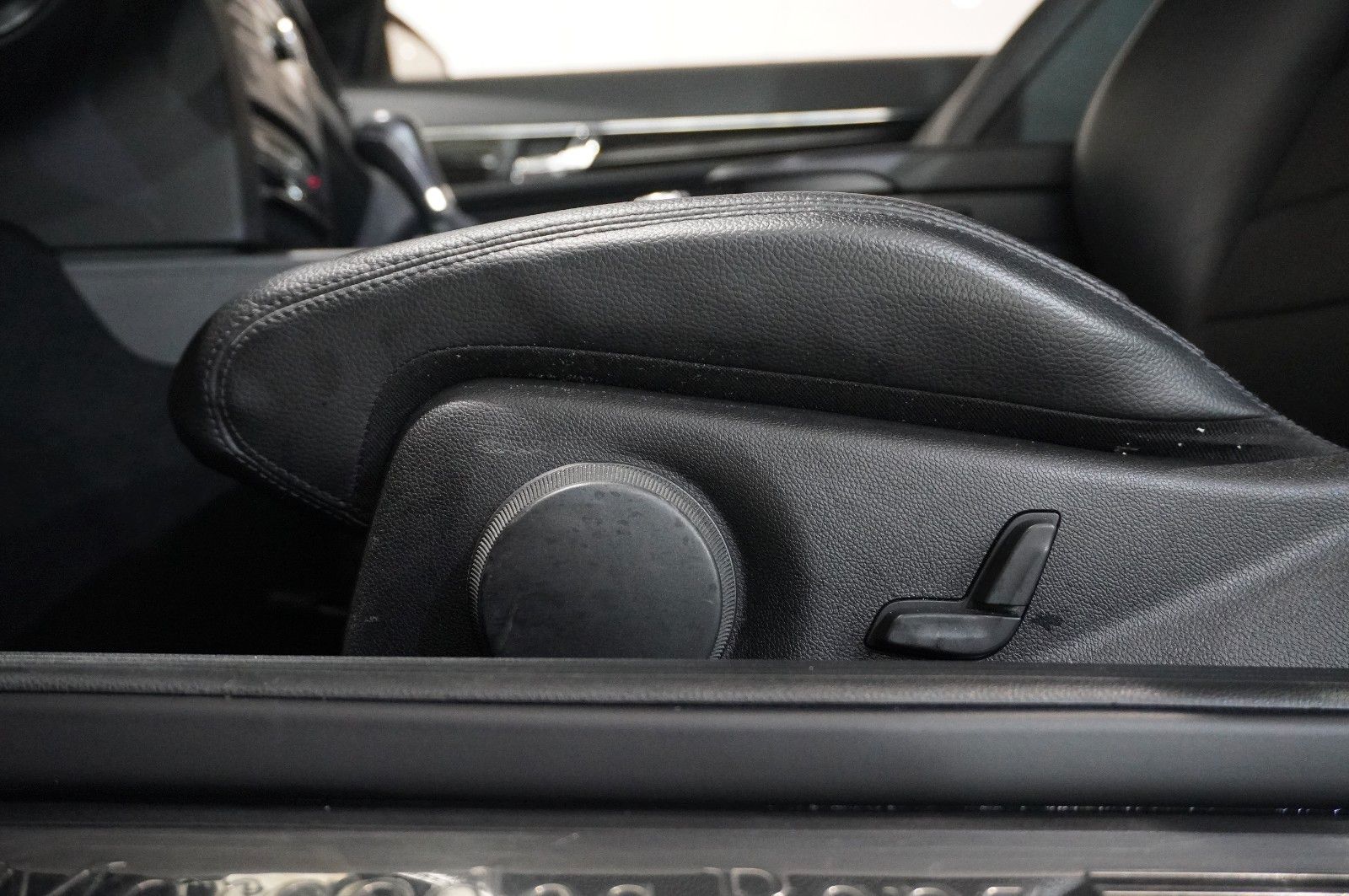 Fahrzeugabbildung Mercedes-Benz E 200 COUPE AVAMTGRADE NAVI/SHZ/SPORT/PDC/TEMP.