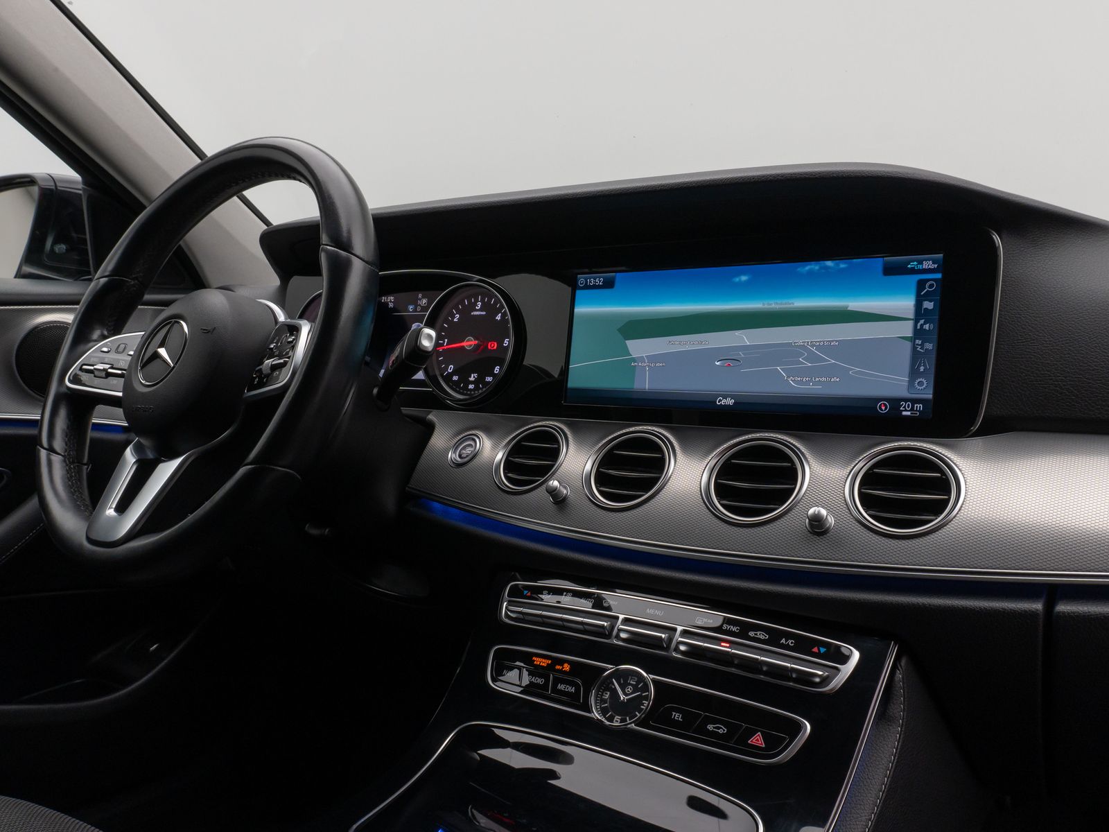 Fahrzeugabbildung Mercedes-Benz E 220d T-Modell Avantgarde Kamera AHK Tempomat