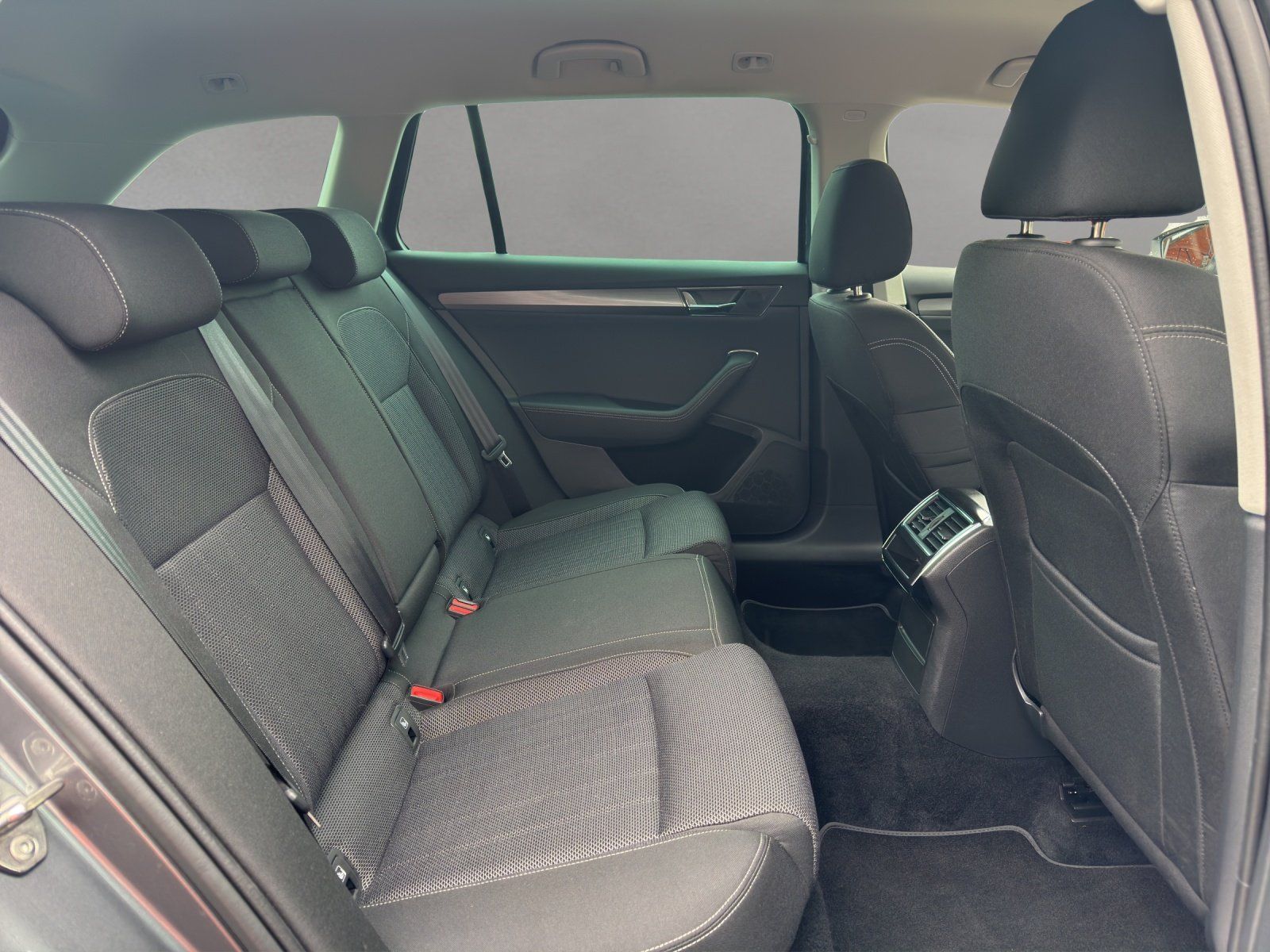 Fahrzeugabbildung SKODA Superb Combi 2.0 TSI DSG Style/AHK/KAMERA/ACC/