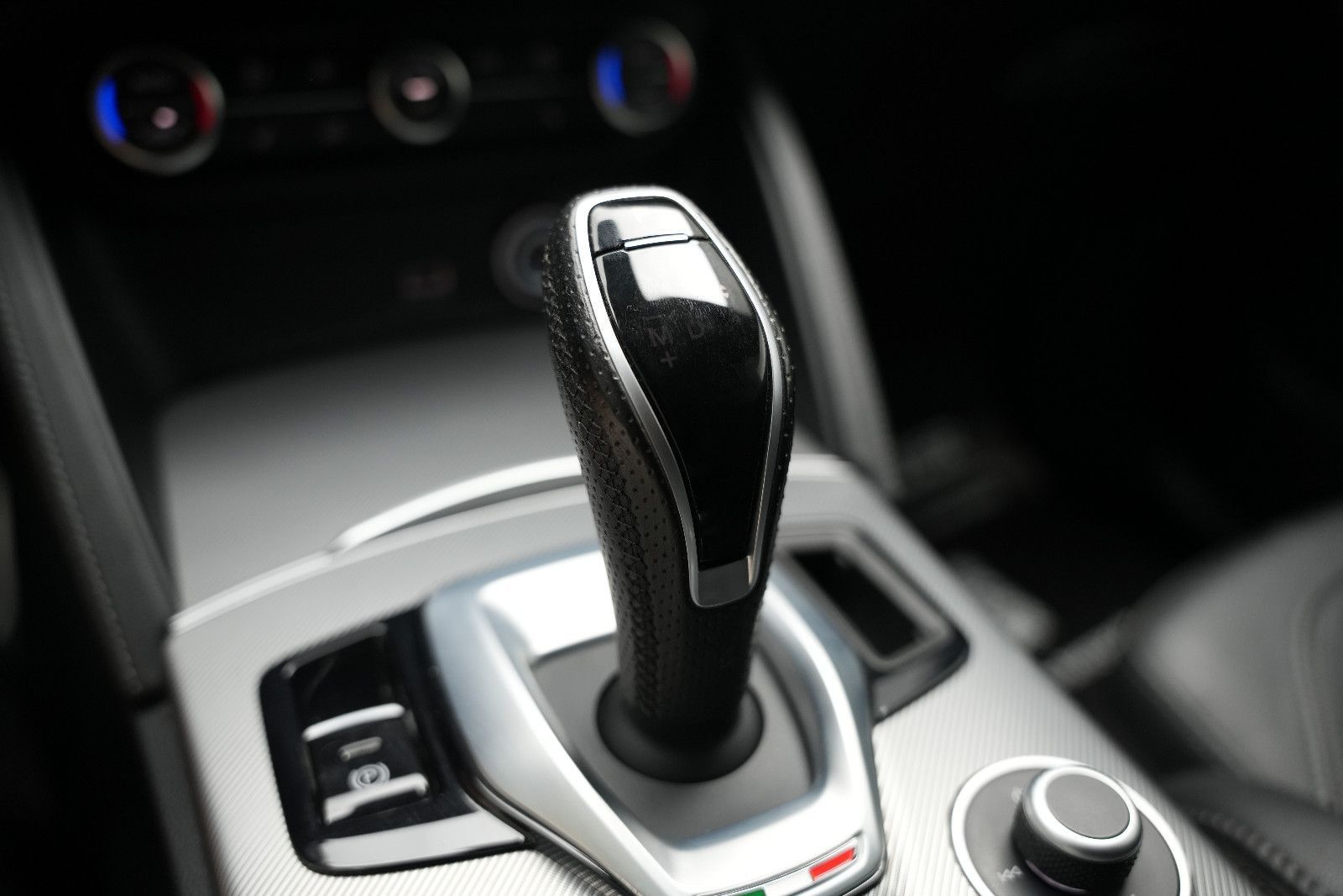 Fahrzeugabbildung Alfa Romeo Stelvio Veloce *Kamera*Leder*Memory*AllBlack