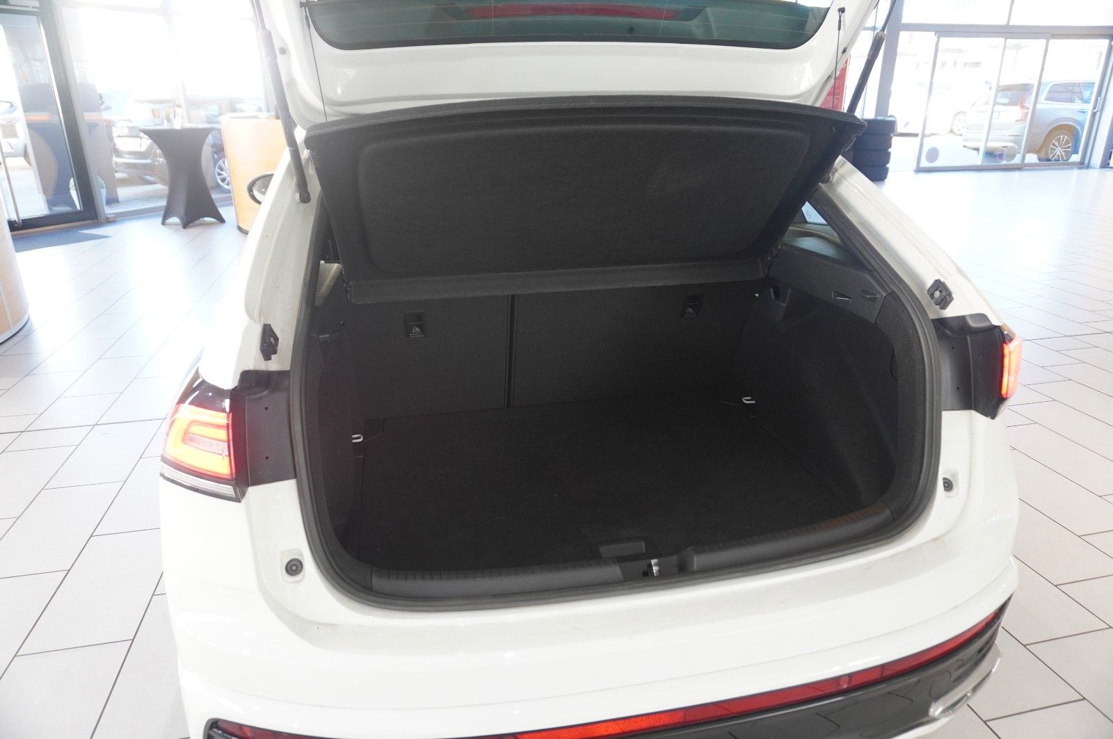 Fahrzeugabbildung Volkswagen Taigo 1.0 TSI R-LINE DSG NAVI/LED/KAMERA/SH/DAB+