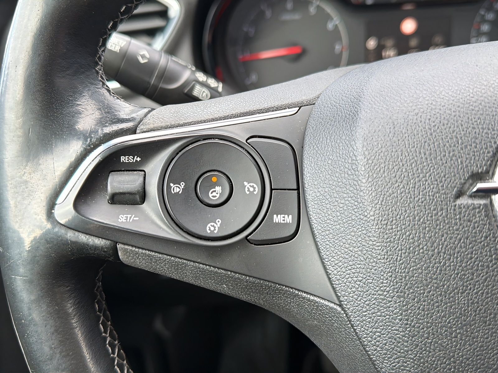 Fahrzeugabbildung Opel Grandland Edition SITZHEIZ. PDC 2 ZONEN KLIMAAUT
