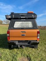 Ford Pickup mit Dachzelt - orange Wohnmobil oder -wagen