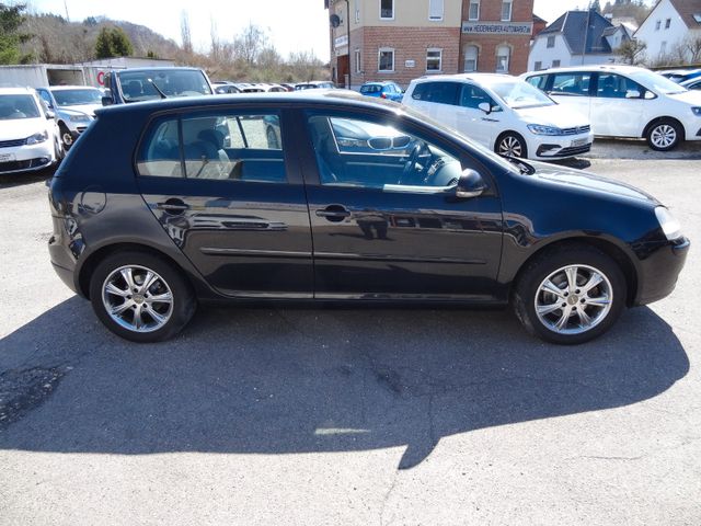 Fahrzeugabbildung Volkswagen Golf V Lim. Tour/Klima/PDC/Alu/
