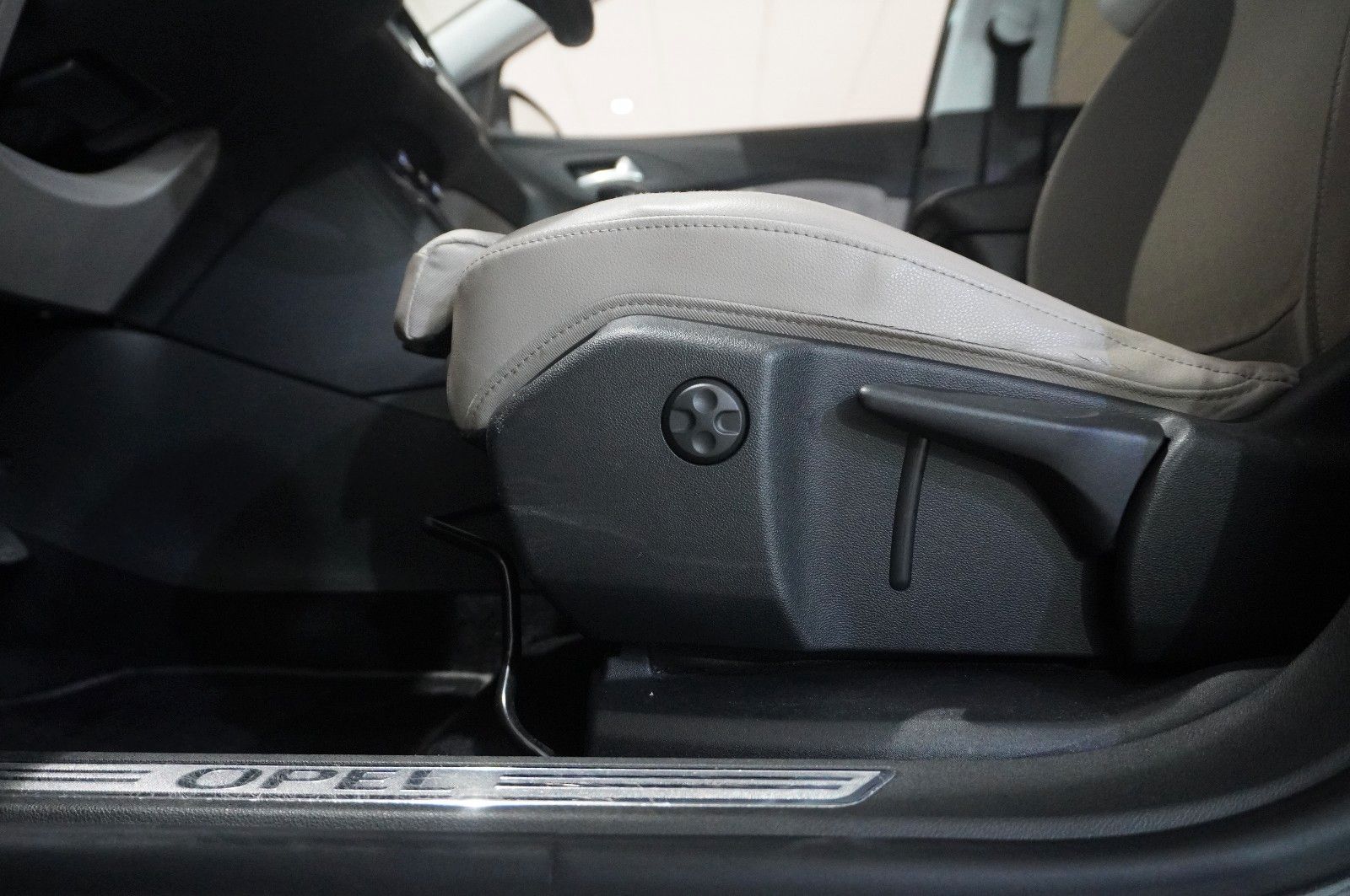 Fahrzeugabbildung Opel Grandland (X) 1.6D DYNAMIC NAVI/LED/360°/SH/GRIP