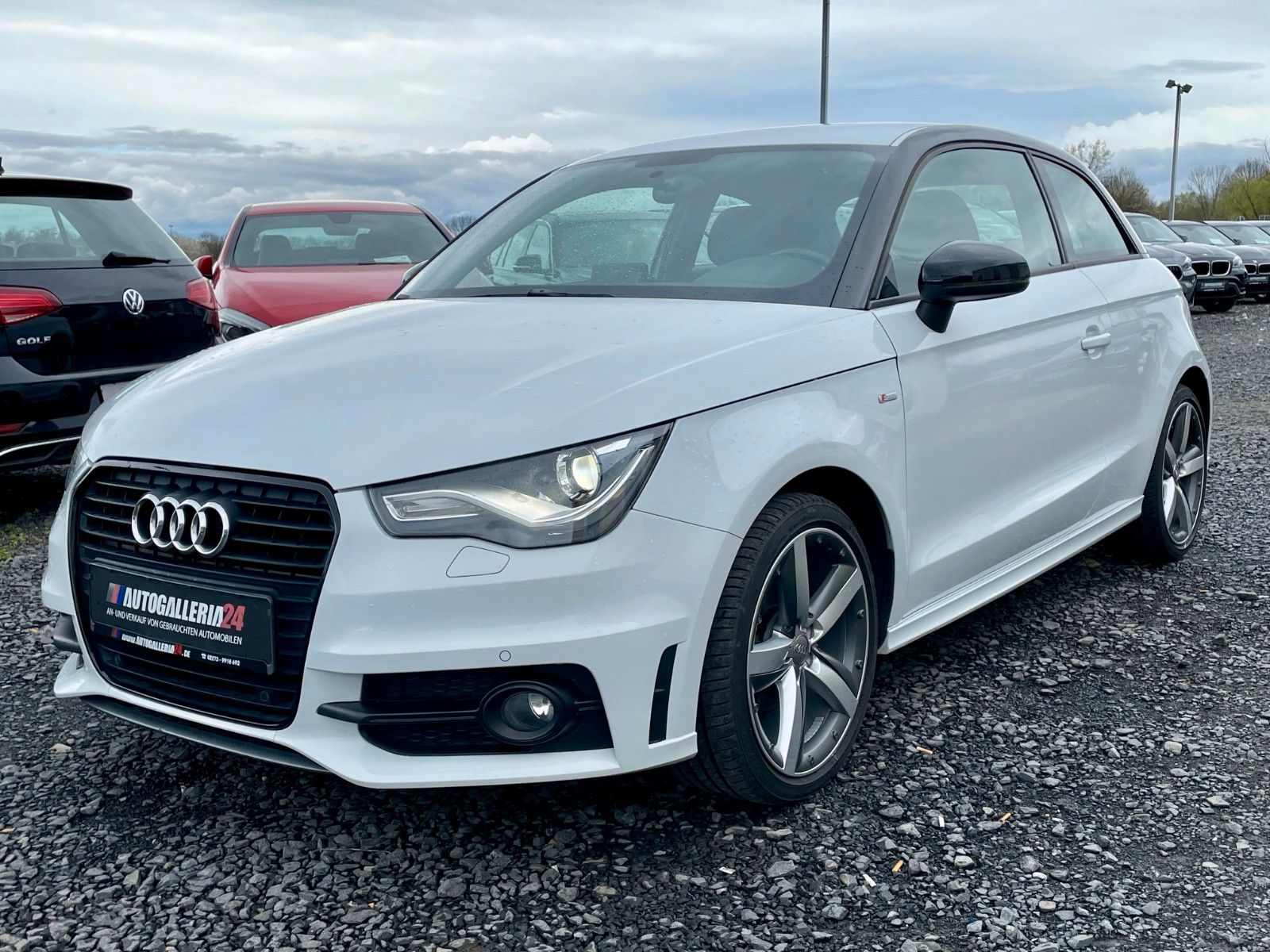 Fahrzeugabbildung Audi A1 1.6 TDI S-LINE Aut. Navi Xenon PDC SPORTPAKET