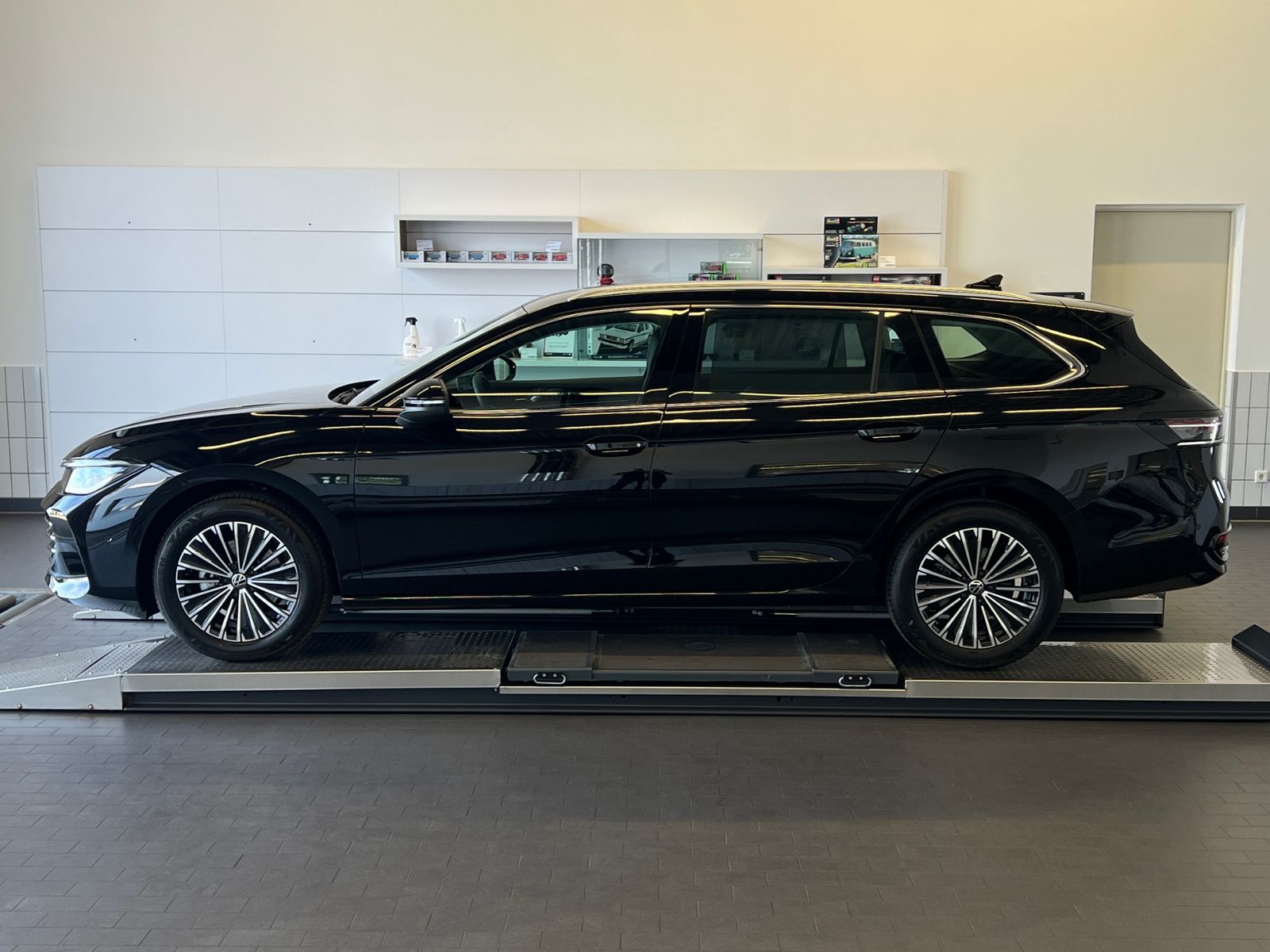 Fahrzeugabbildung Volkswagen Passat Variant Elegance 1.5 eTSI DSG *AHK,IQ-Lig