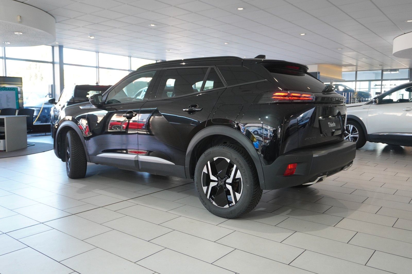 Fahrzeugabbildung Peugeot 2008 1.2 HYBRID ALLURE E-DSC NAVI/LED/SPORT/VIRT