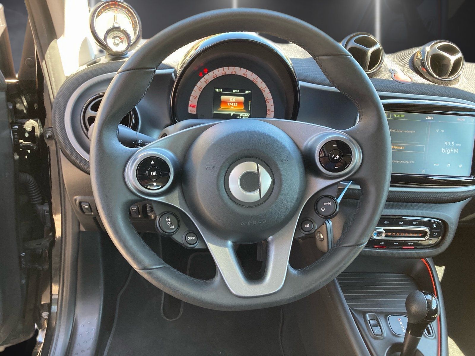 Fahrzeugabbildung Smart smart EQ fortwo Exclusive*Pano*Kamera*PDC*LED*22