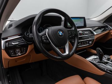 Fahrzeugabbildung BMW 540i xDr Tour Luxury Line HI-FI HUD DAB Panorama