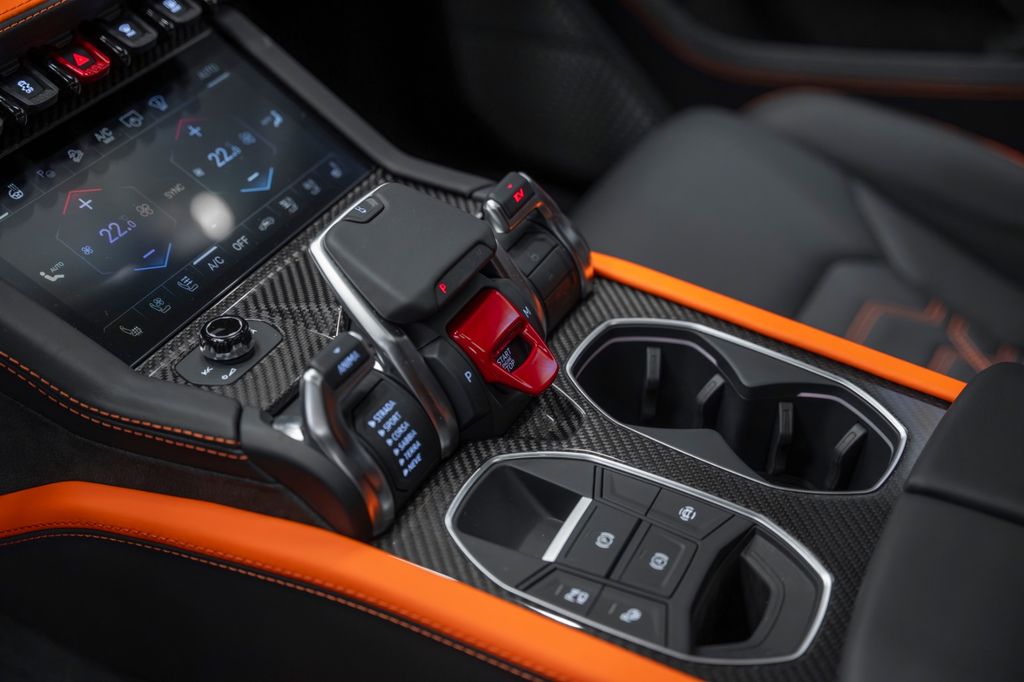 Urus 4.0 V8 SE GREY/ORANGE PANO B&O CARBON - Bild 25