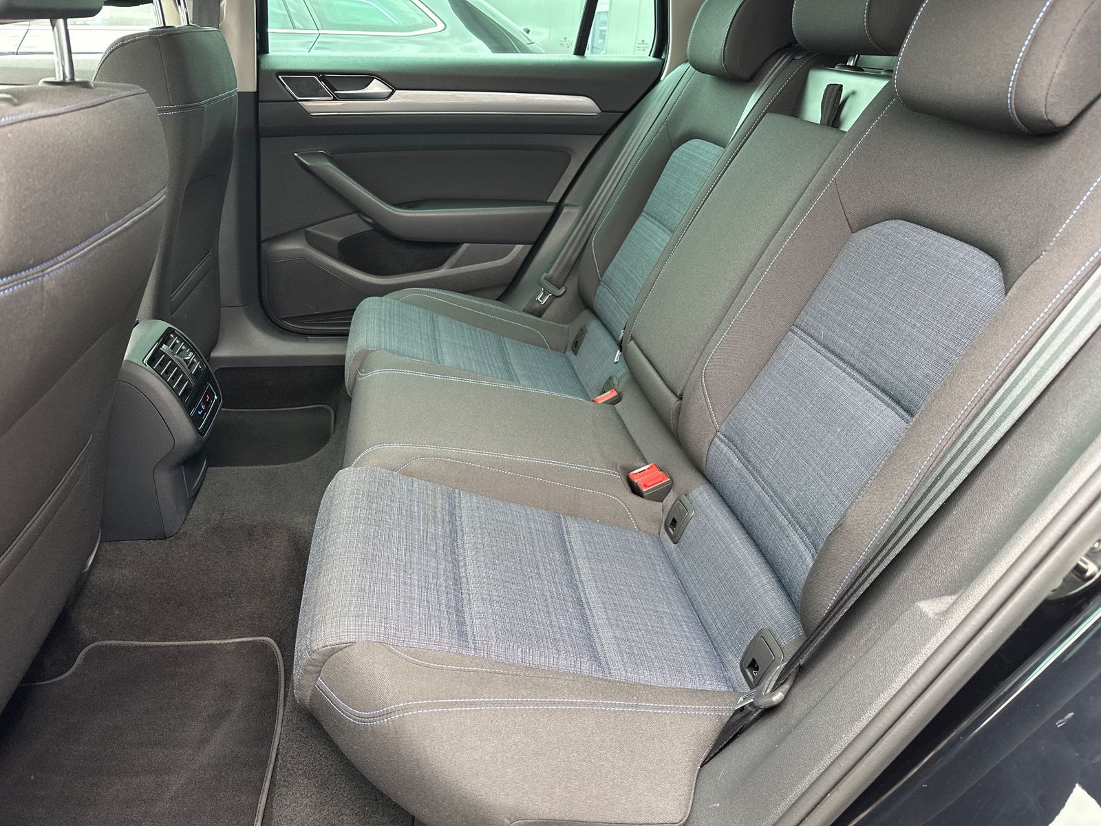 Fahrzeugabbildung Volkswagen Passat Variant GTE NAV+LED+ACC+AHK+17ZOLL+KAMERA