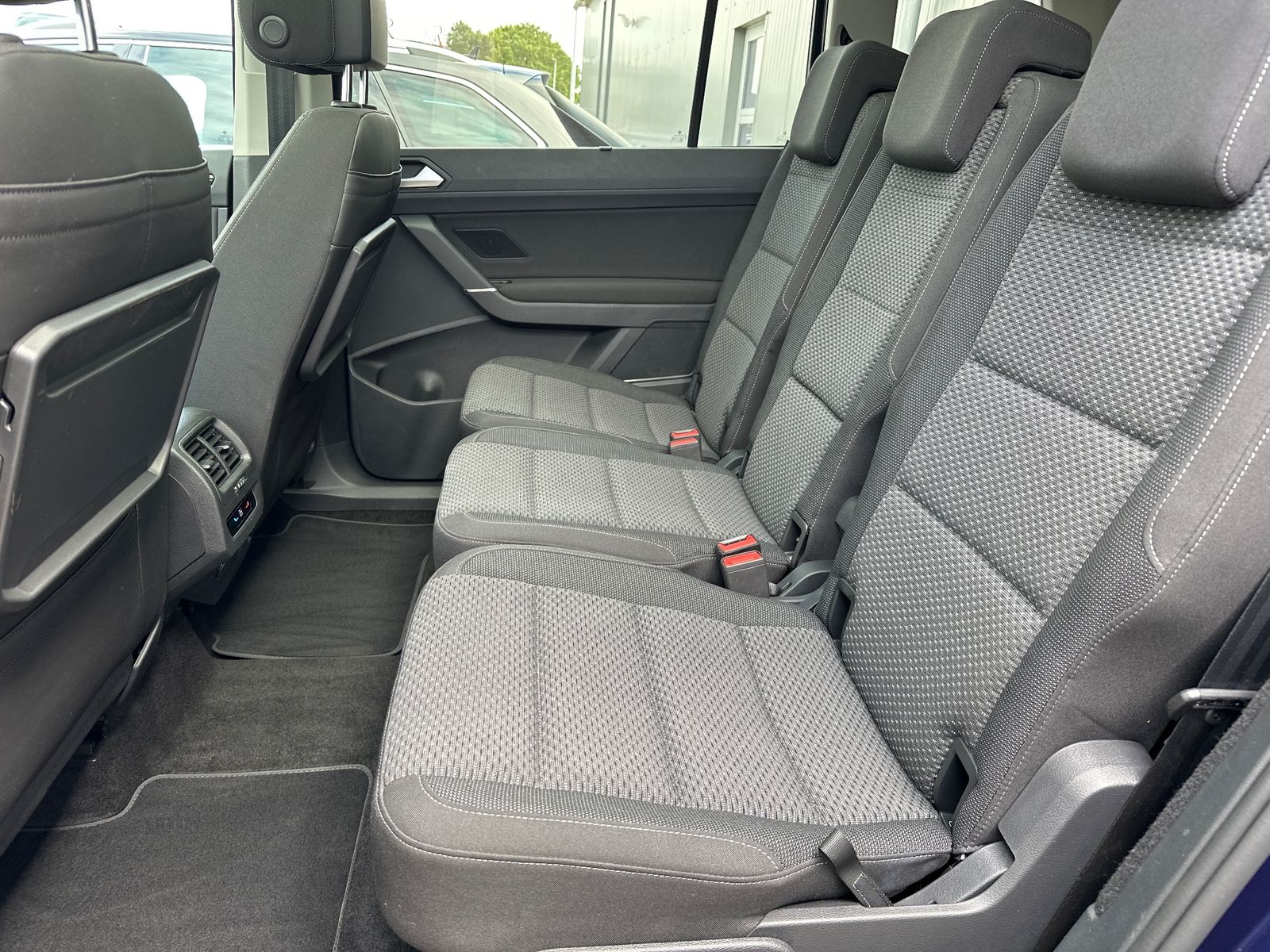 Fahrzeugabbildung Volkswagen Touran 7-Sitzer NAV+LED+ACC+KAMERA+PANO+STANDHZG