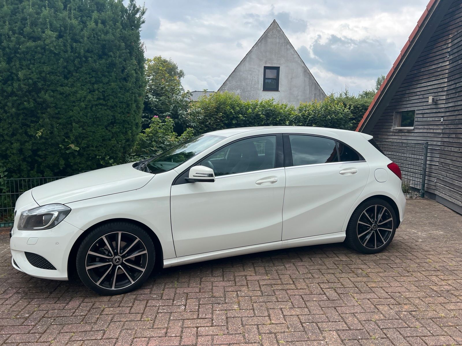 MERCEDES-BENZ A 180