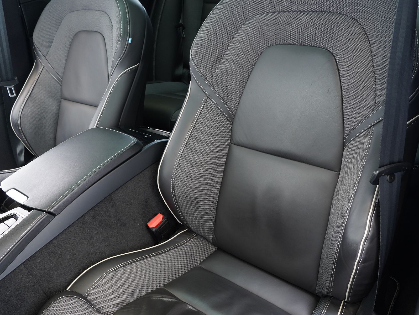 Fahrzeugabbildung Volvo V60 T6 AWD Recharge Plug-In R Design ACC/4C/AHK