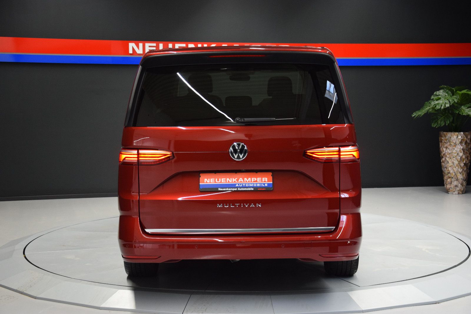 Fahrzeugabbildung Volkswagen T7 Multivan ACC DCC AHK HuD Pano Harman Kardon