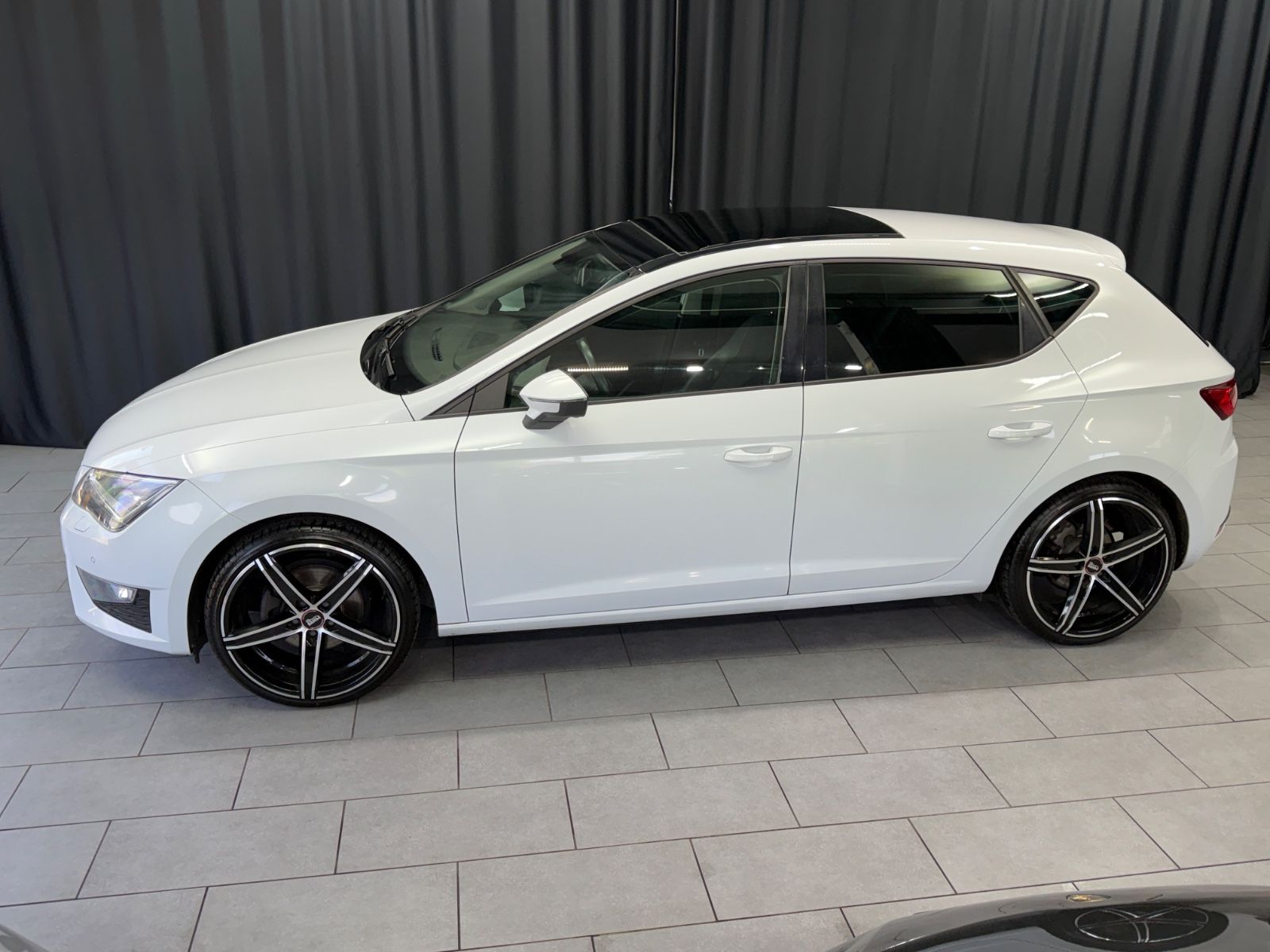 Fahrzeugabbildung SEAT Leon FR|NAVI|LED|PANORAMA|PDC|TÜV 03/28