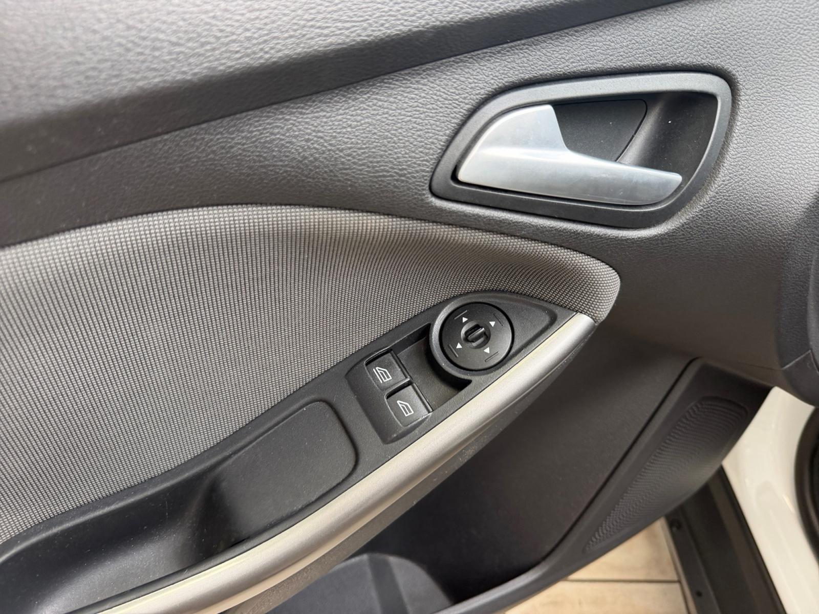 Ford Focus 2014 — photo 18