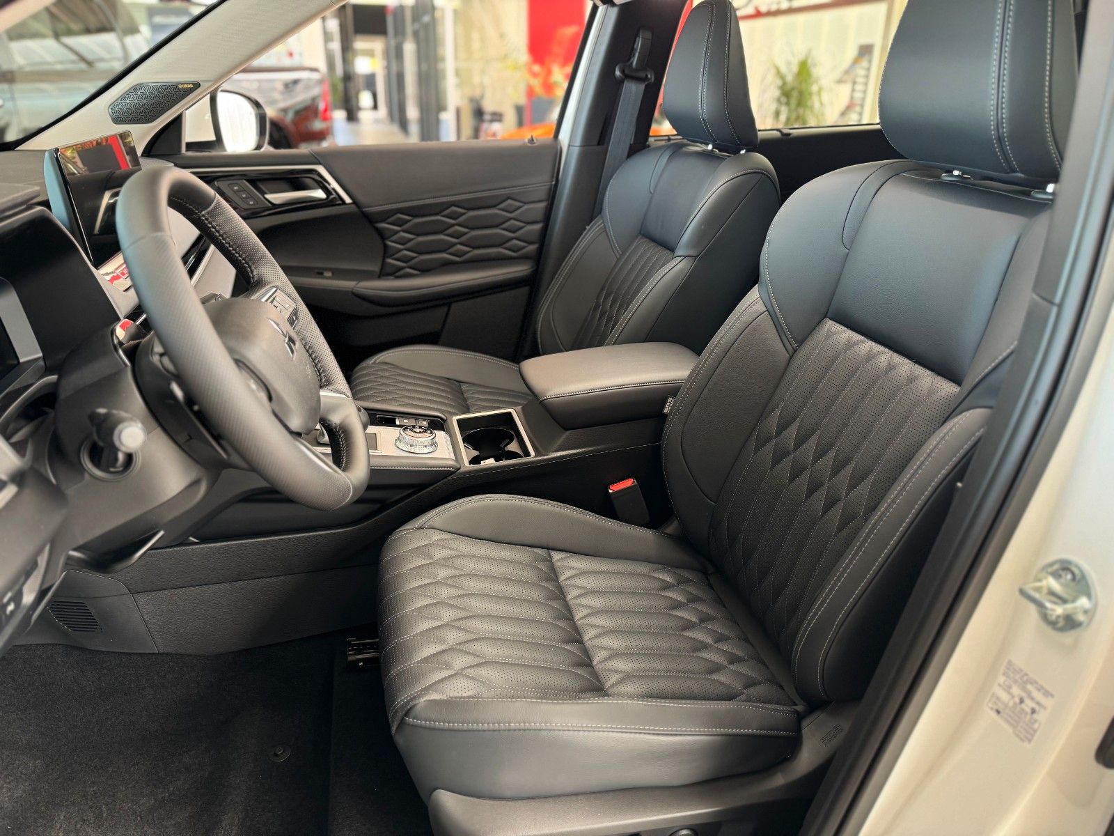 Fahrzeugabbildung Mitsubishi Outlander 2.4 PLUG-IN HYBRID 4WD TOP