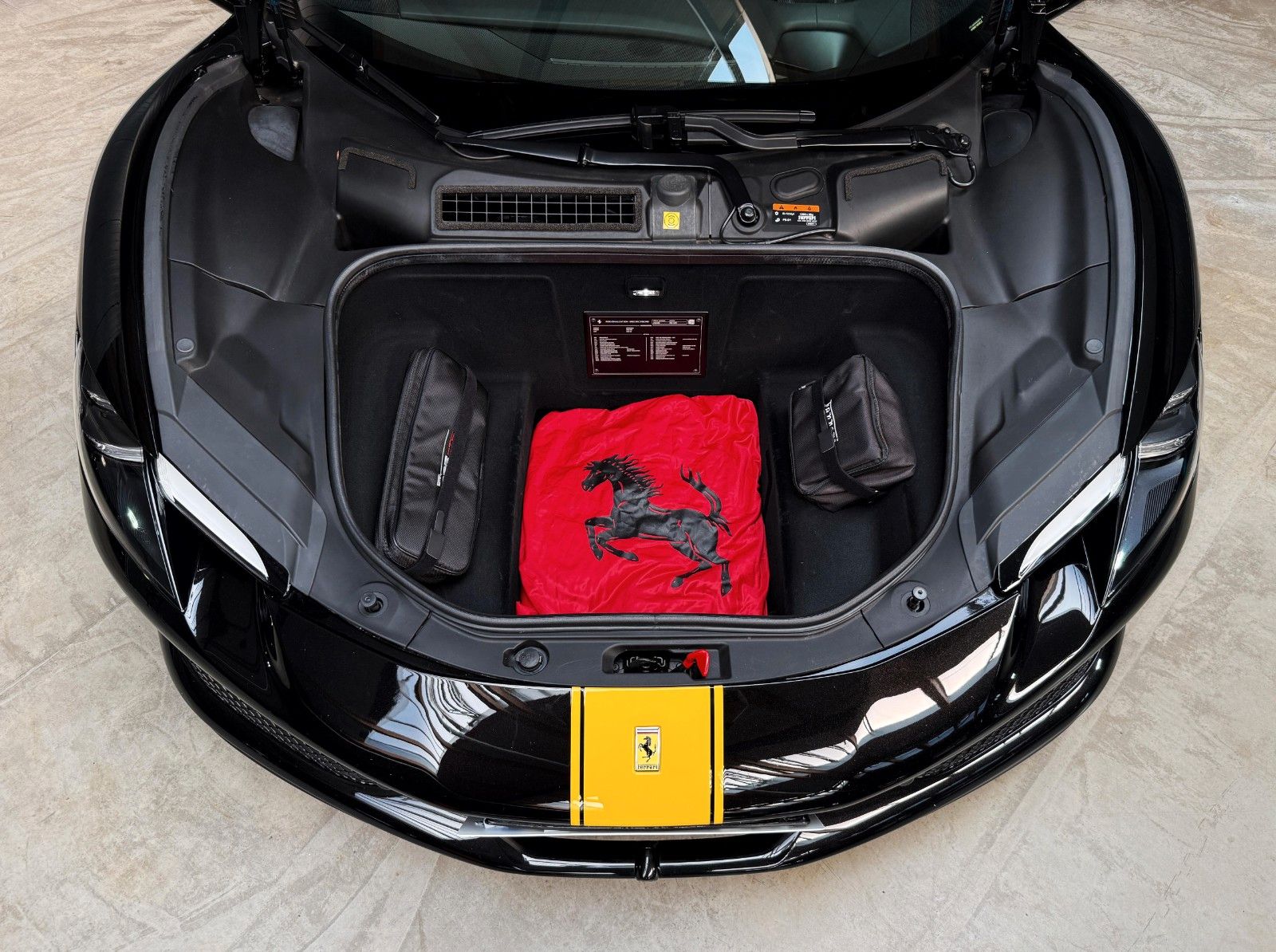 Fahrzeugabbildung Ferrari 296 GTS + Nero Extracampione + Racing Seats