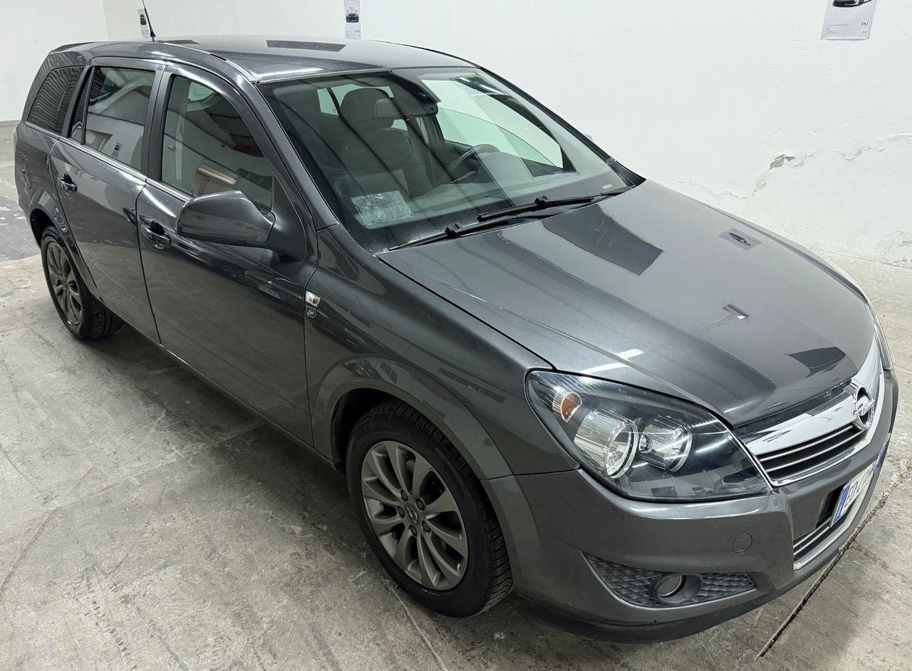 Opel Astra 2010 — rear view