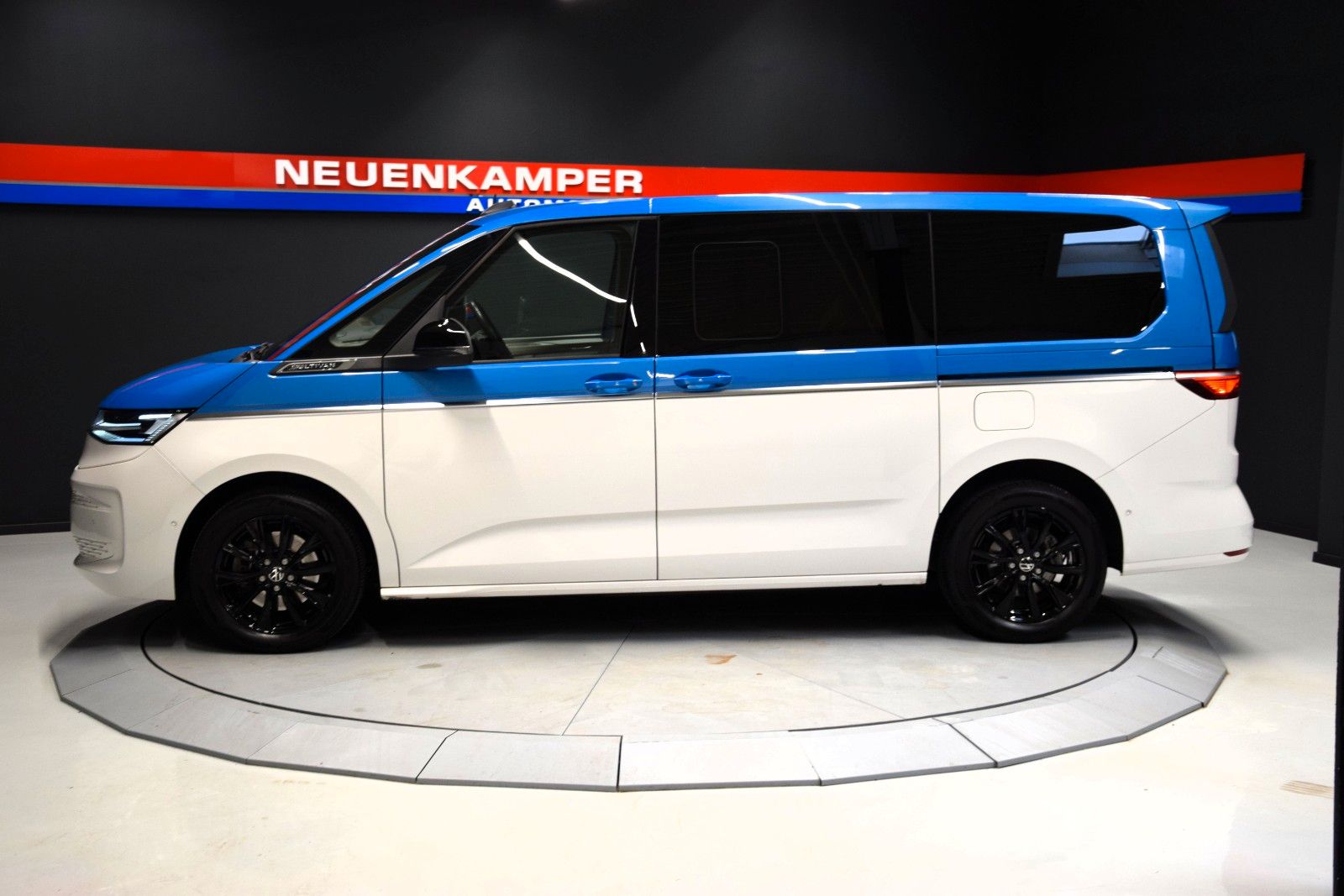 Fahrzeugabbildung Volkswagen T7 Multivan Style lang  HuD vis-a-vis ACC bi-col