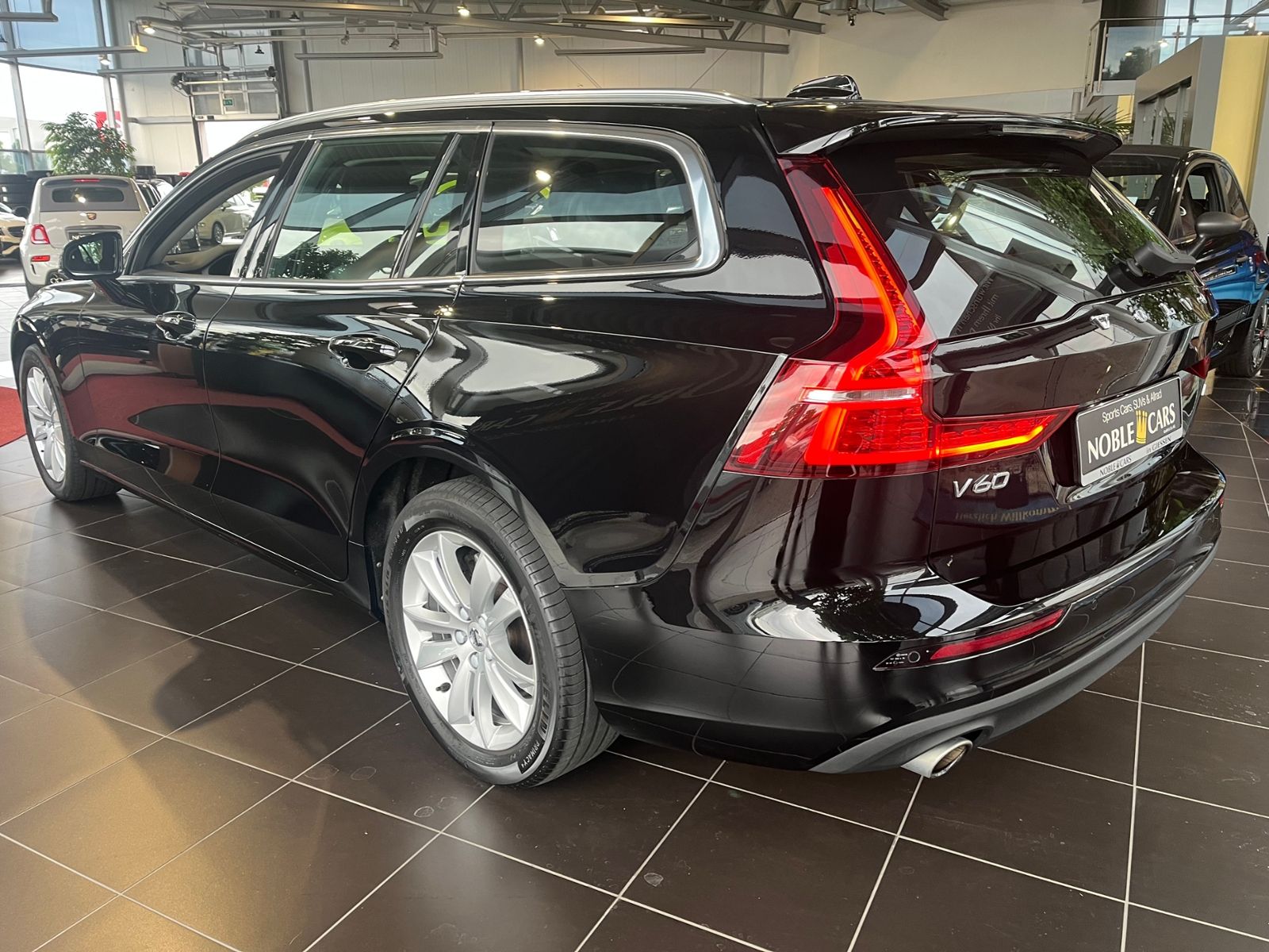 Fahrzeugabbildung Volvo V60 Kombi Momentum Pro LED NAVI ALU