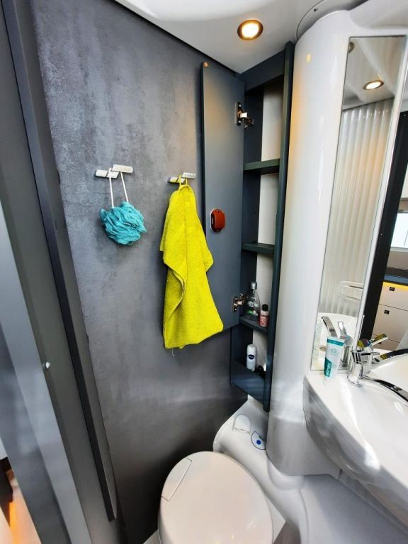 Fahrzeugabbildung Laika Kosmo H 1319 Verfüg./Sparen Sie 18.091,- €