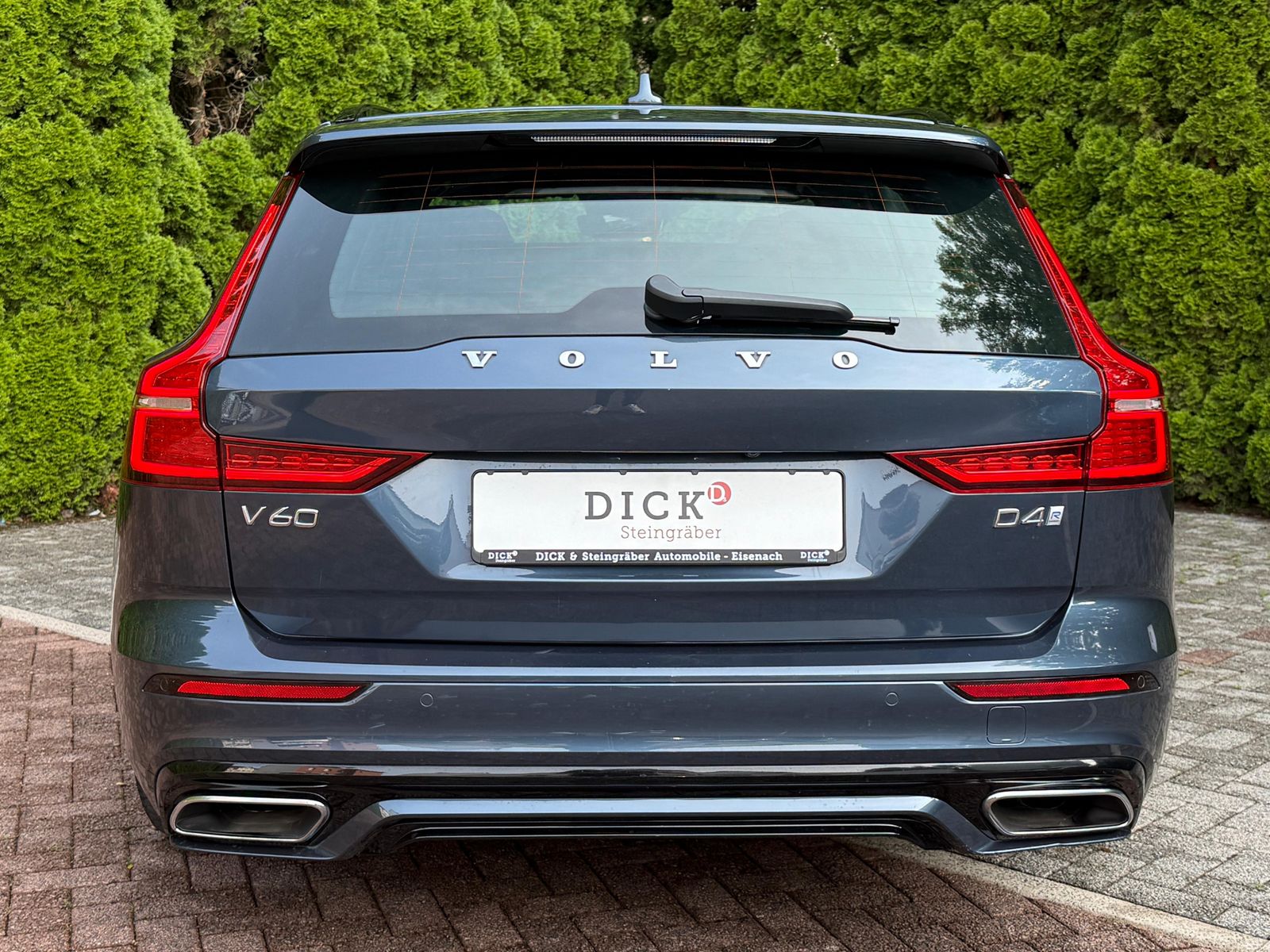 Fahrzeugabbildung Volvo V60 D4 Aut. R Design LED+NAV+AHK+SHZ+PANO+360°+