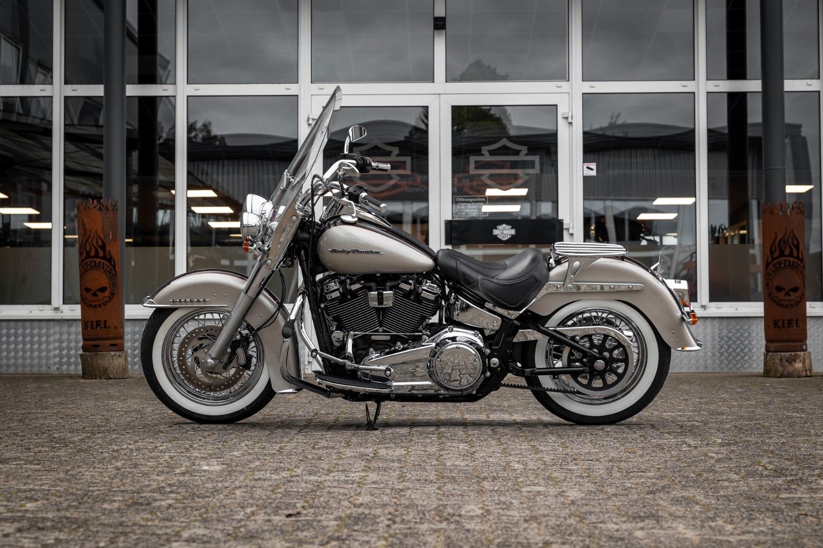 Fahrzeugabbildung Harley-Davidson SOFTAIL DELUXE FLDE - JEKILL & HYDE - NEUWERTIG