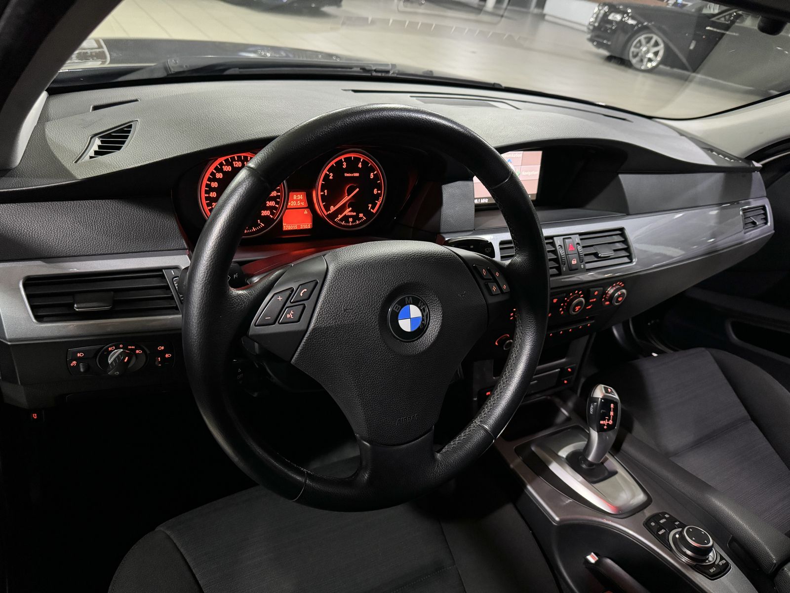 Fahrzeugabbildung BMW 523 i Lim. Glasdach Navi PDC Lordos Sitzhzg