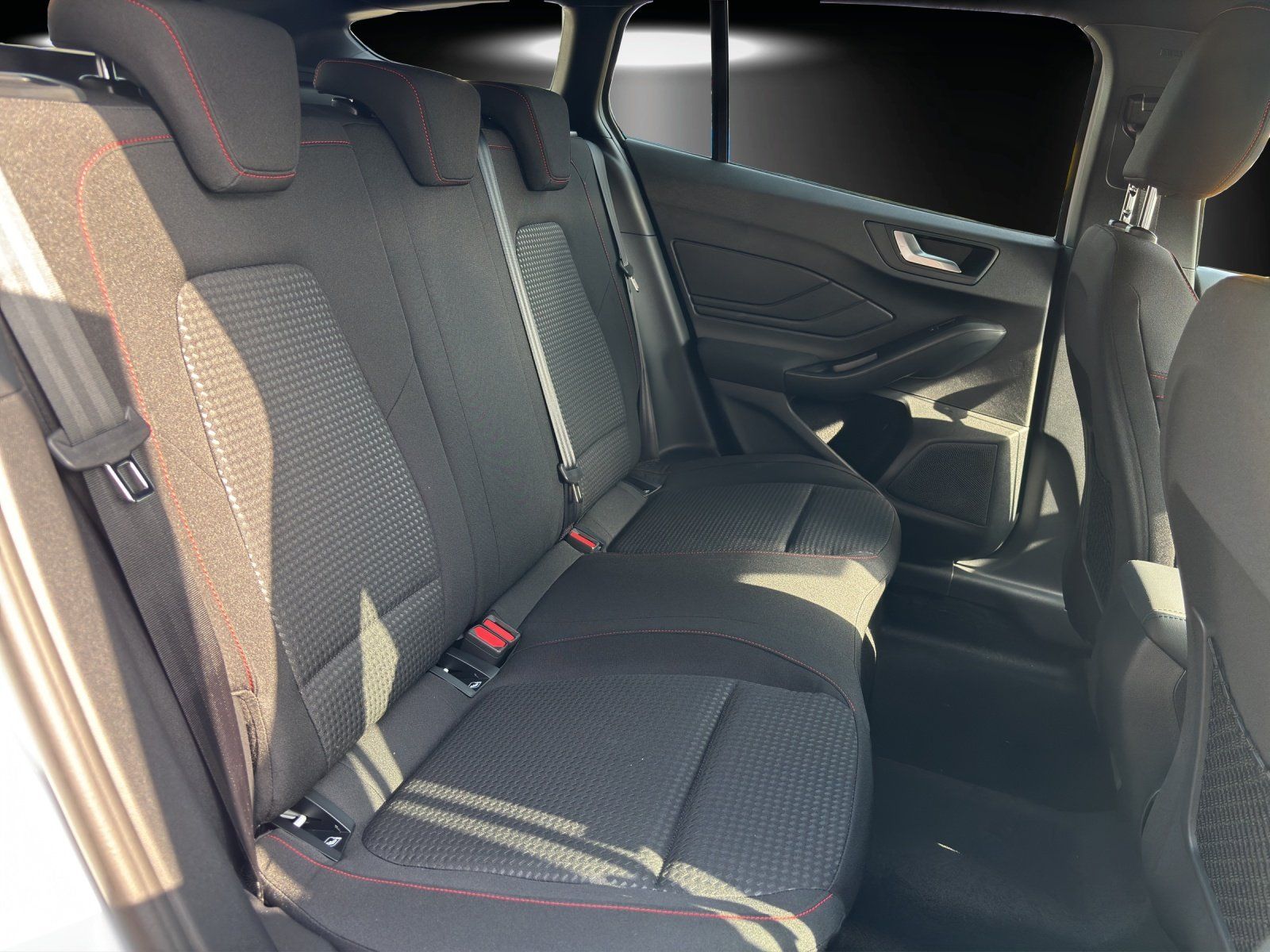 Fahrzeugabbildung Ford Focus Turnier 1,0 Ecoboost ST-Line