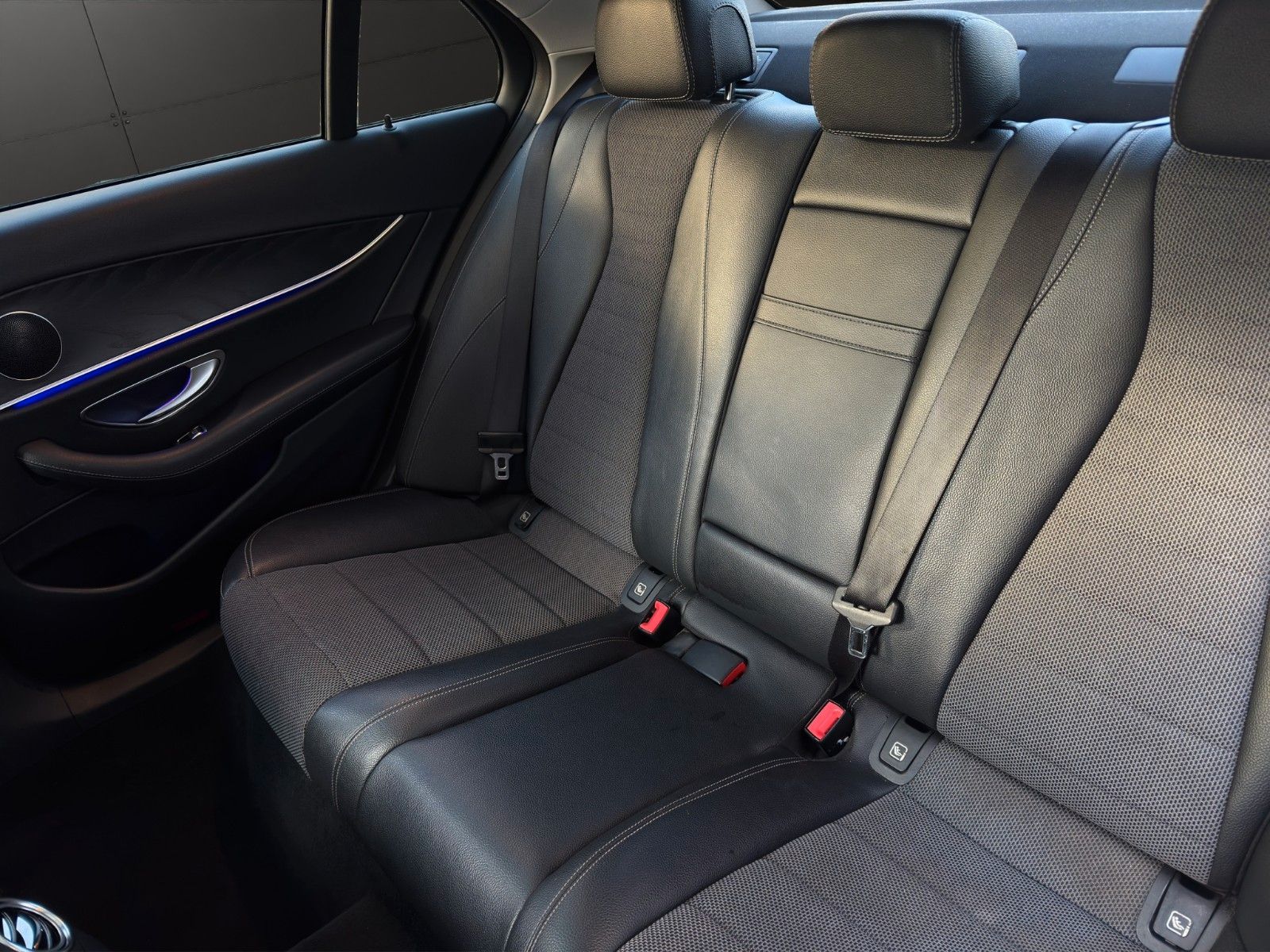 Fahrzeugabbildung Mercedes-Benz E 220d Lim. Pano/Widescreen/Kamera/MBeam