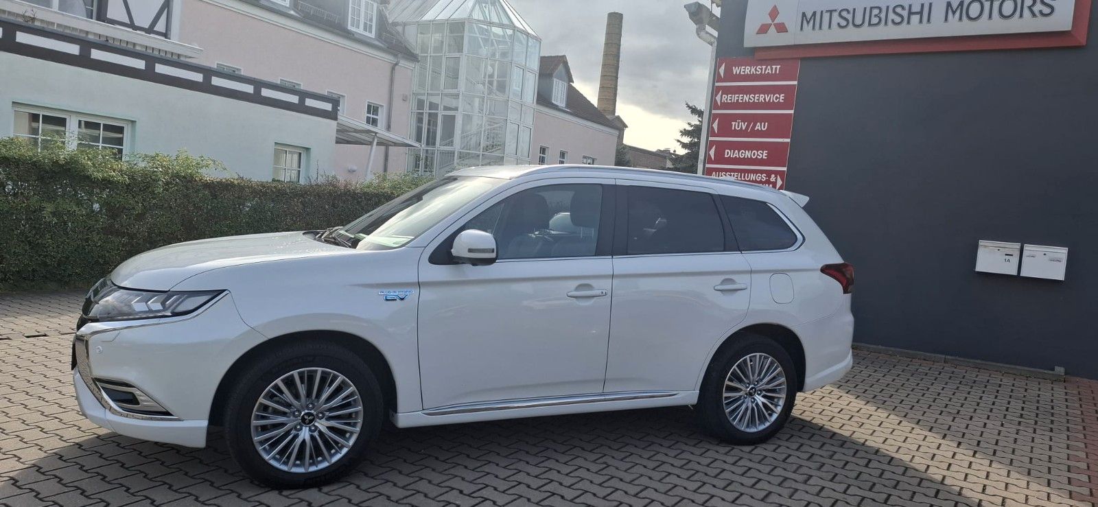 Mitsubishi Outlander 2.4 PLUG-IN HYBRID 4WD Plus Intro imagem 3