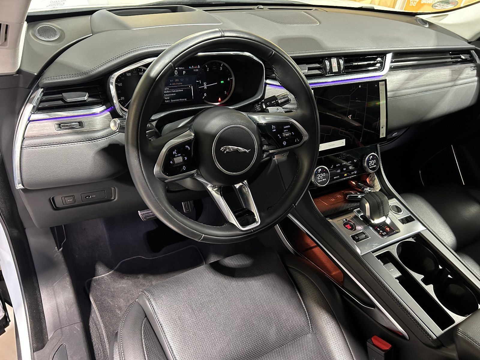 Fahrzeugabbildung Jaguar F-PACE SE AWD/HEAD-UP/MEMORY/ACC/KAMERA/APPLE