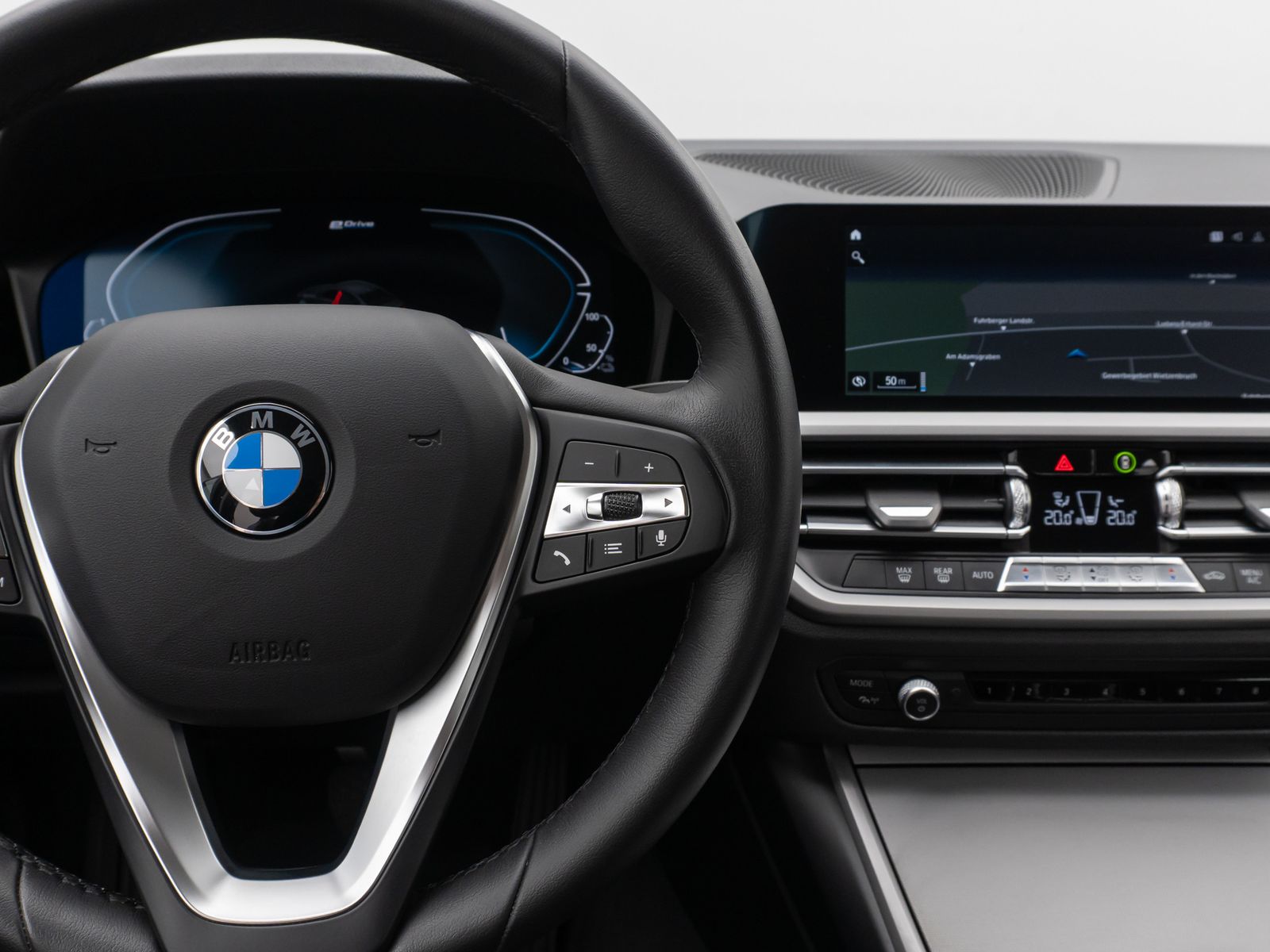 Fahrzeugabbildung BMW 330e CockPitPr Navi PDC Alarm Geschwindigkeitsre