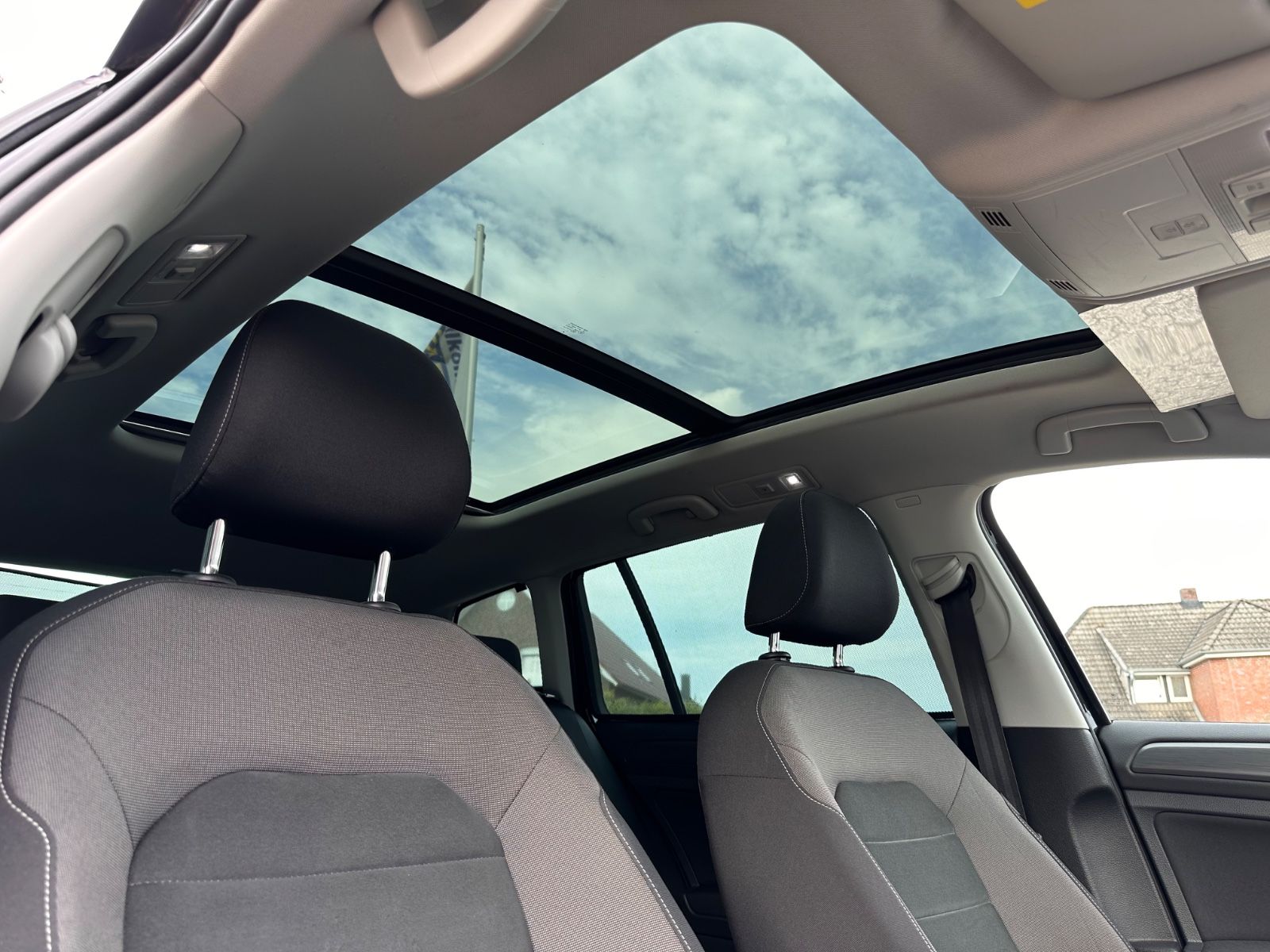 Fahrzeugabbildung Volkswagen Golf 1.5 Comfortline AHK/ACC/Pano/Navi/LED/Kamer