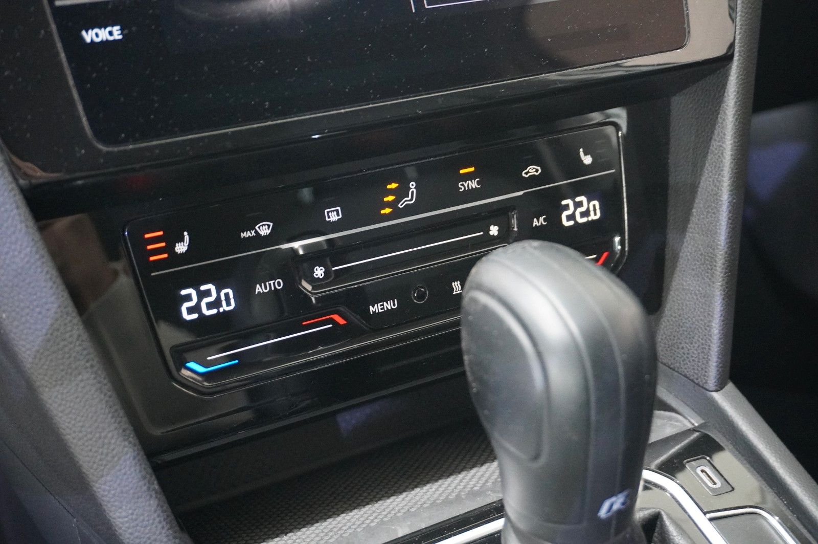 Fahrzeugabbildung Volkswagen Passat VARI. 2.0D R-LINE 4M NAVI/LED/KAMERA/AHK